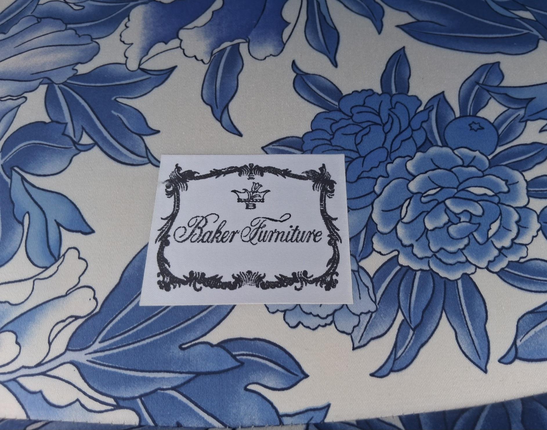 Paar Vintage Französisch Stil geschnitzt Nussbaum Bergere Stühle von Baker Furniture Co. im Angebot 9