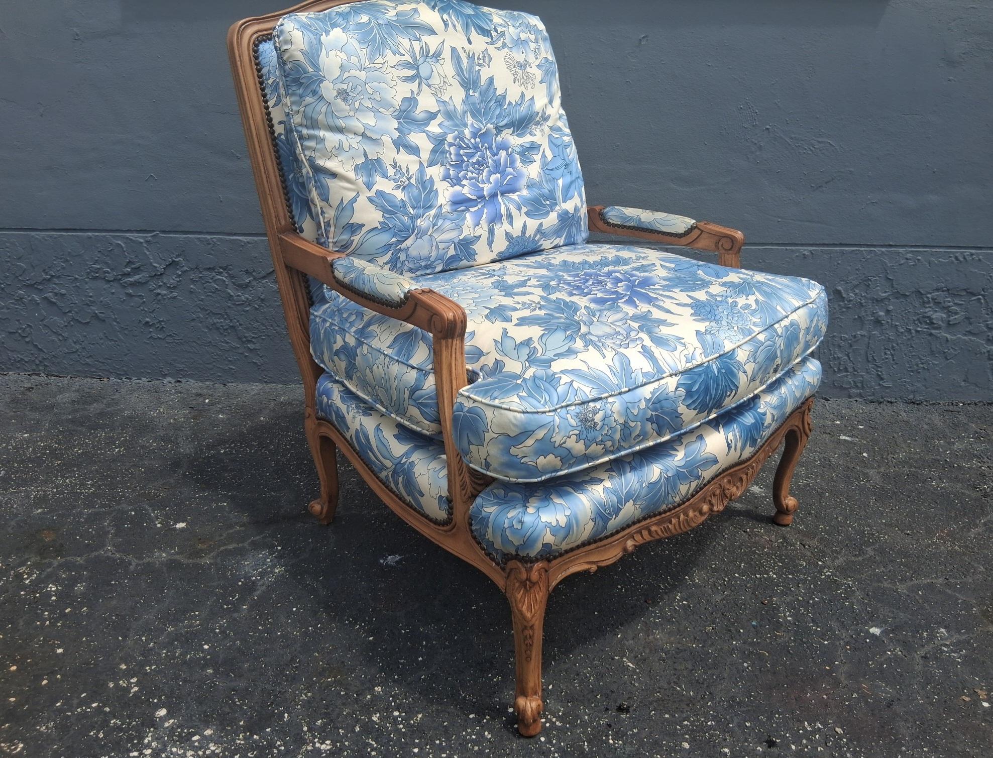 Paar Vintage Französisch Stil geschnitzt Nussbaum Bergere Stühle von Baker Furniture Co. im Angebot 10