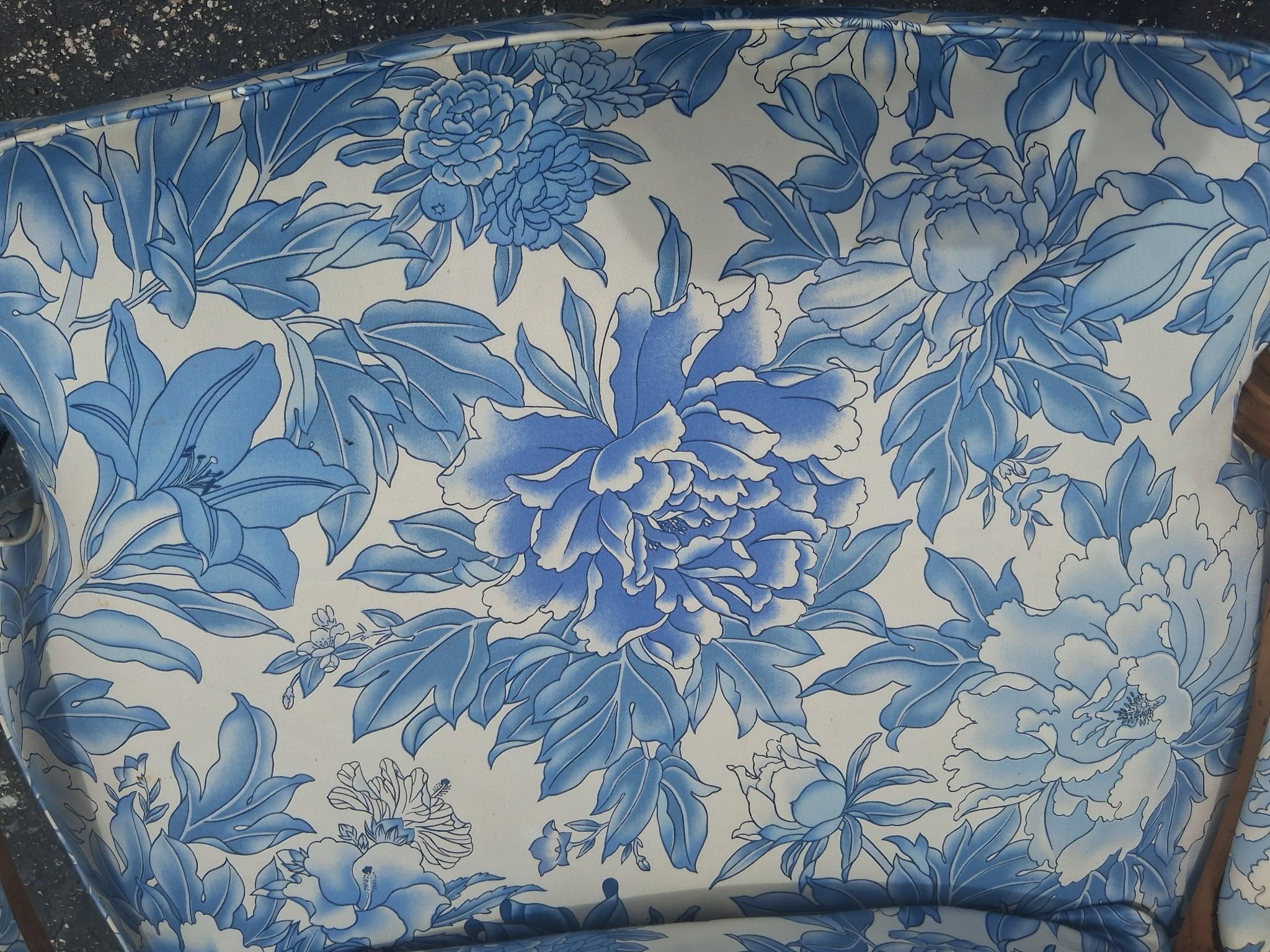 Paar Vintage Französisch Stil geschnitzt Nussbaum Bergere Stühle von Baker Furniture Co. im Angebot 12