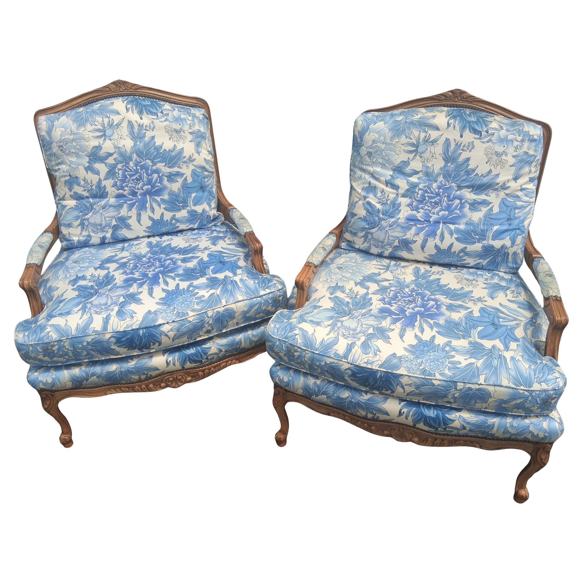 Paar Vintage Französisch Stil geschnitzt Nussbaum Bergere Stühle von Baker Furniture Co. (Louis XV.) im Angebot