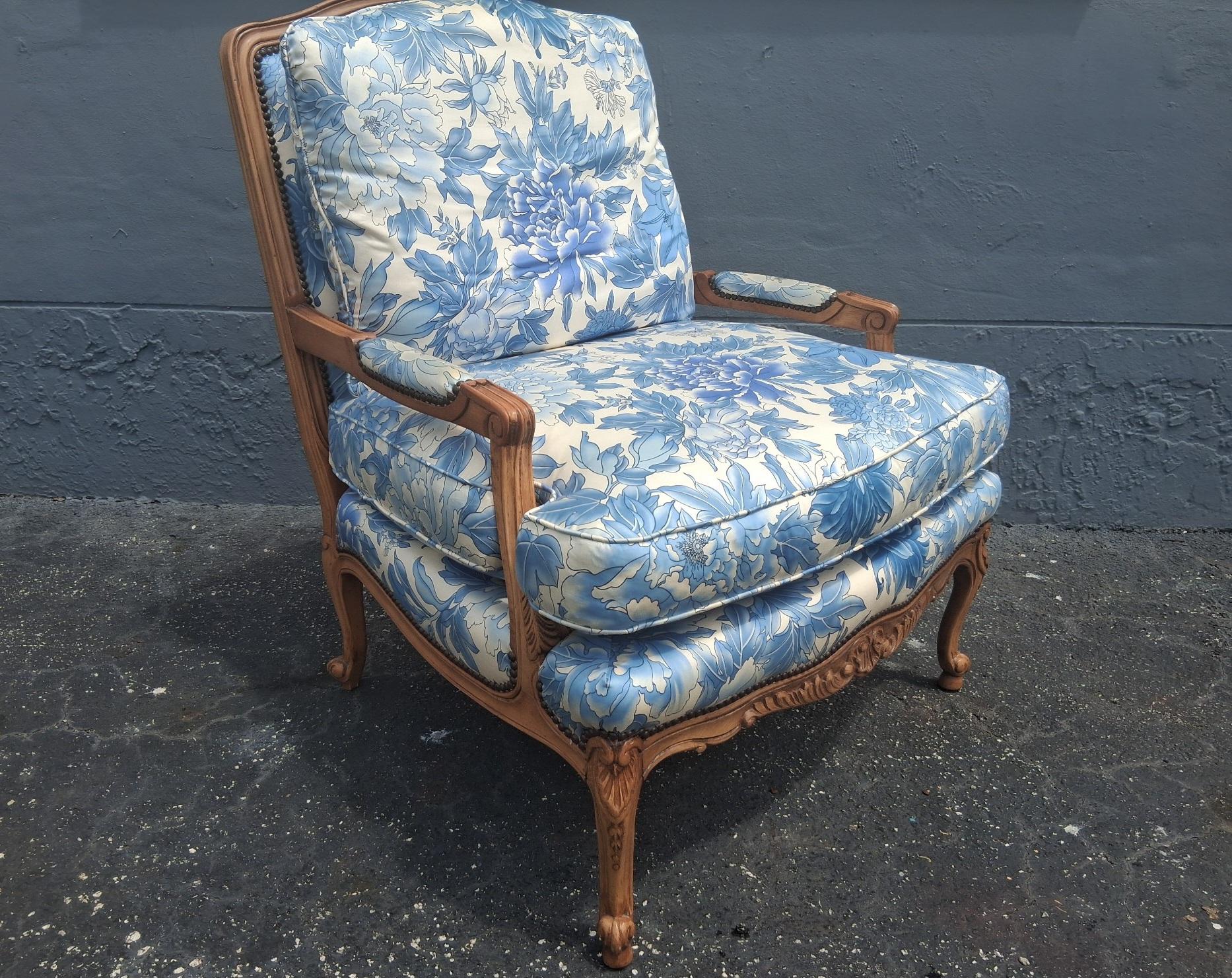 Paar Vintage Französisch Stil geschnitzt Nussbaum Bergere Stühle von Baker Furniture Co. (amerikanisch) im Angebot