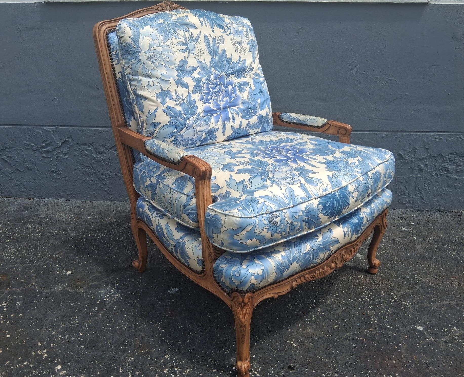 Paar Vintage Französisch Stil geschnitzt Nussbaum Bergere Stühle von Baker Furniture Co. (Handgeschnitzt) im Angebot