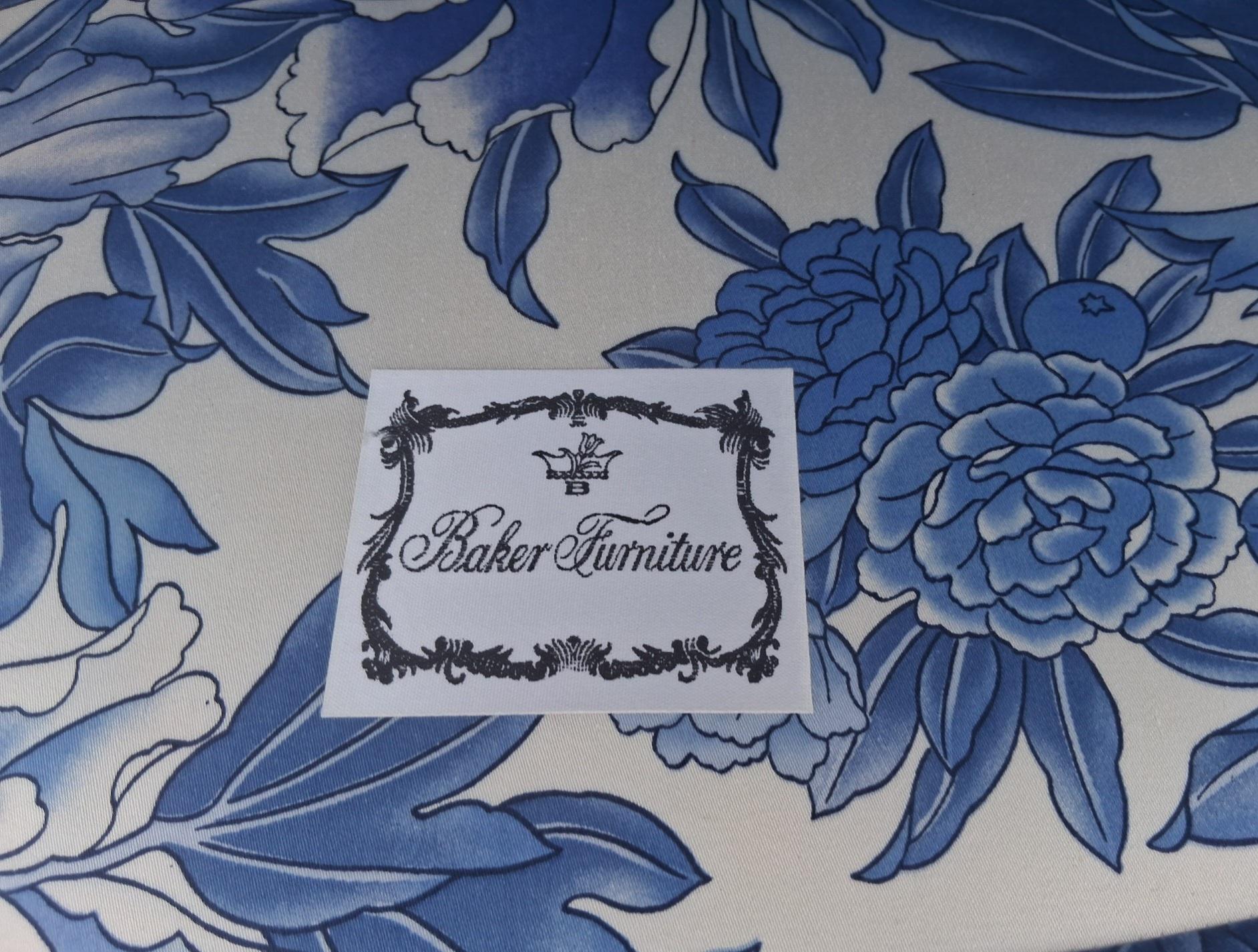 Paar Vintage Französisch Stil geschnitzt Nussbaum Bergere Stühle von Baker Furniture Co. im Zustand „Gut“ im Angebot in Opa Locka, FL