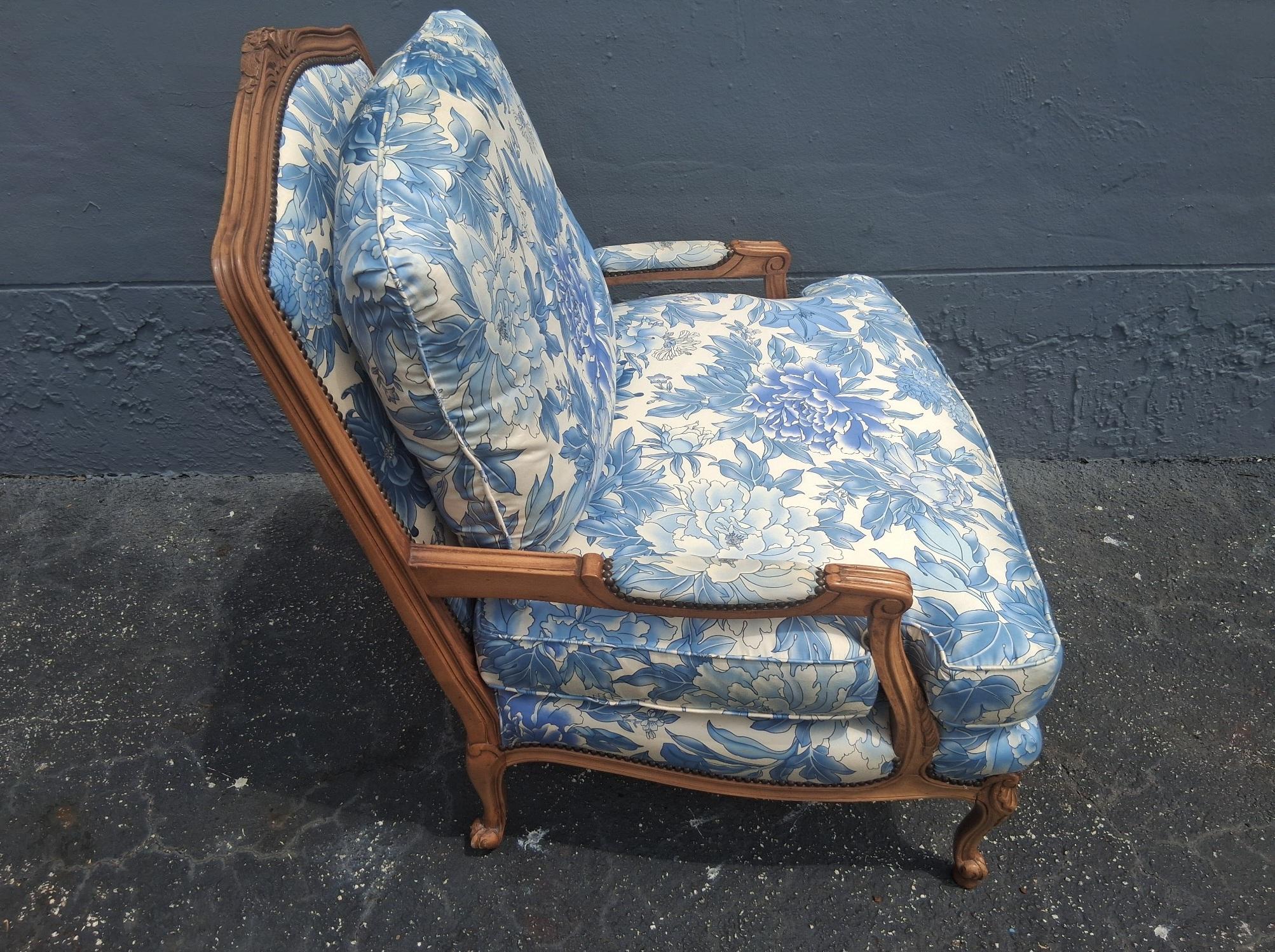 Paar Vintage Französisch Stil geschnitzt Nussbaum Bergere Stühle von Baker Furniture Co. (Ende des 20. Jahrhunderts) im Angebot