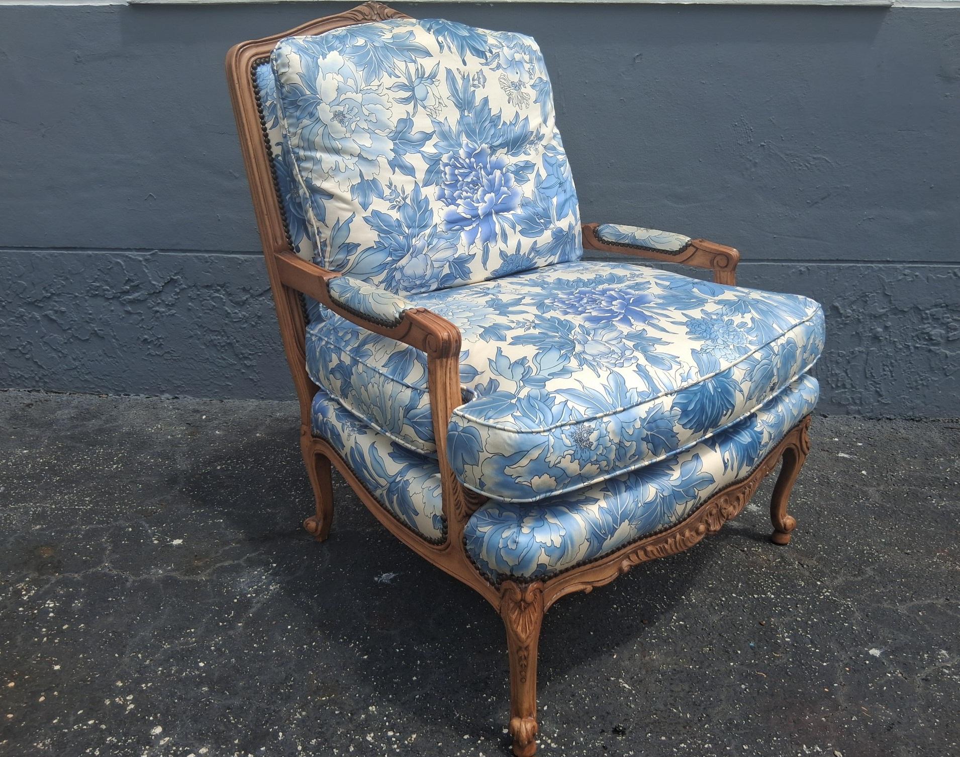 Paar Vintage Französisch Stil geschnitzt Nussbaum Bergere Stühle von Baker Furniture Co. (Walnuss) im Angebot