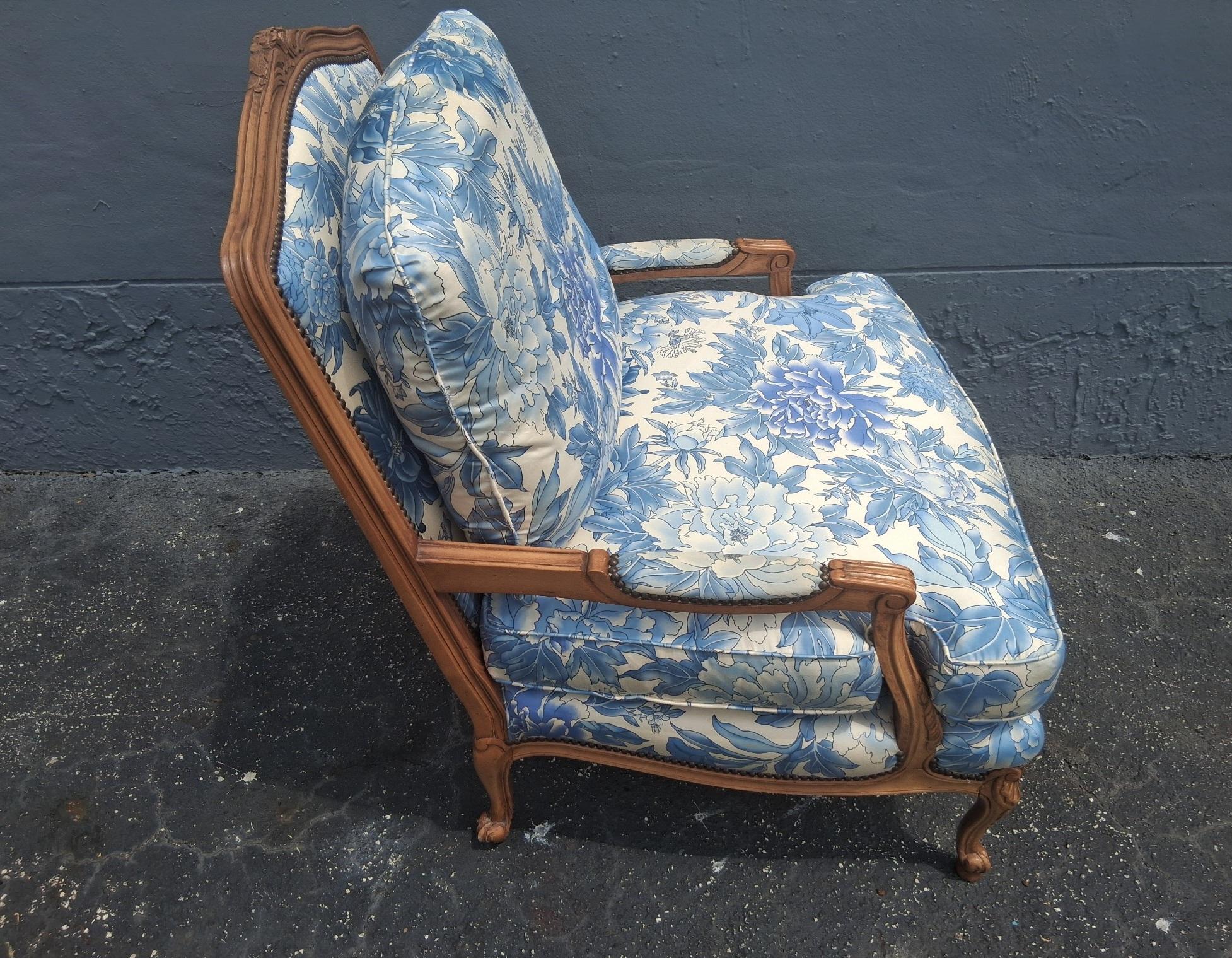 Paar Vintage Französisch Stil geschnitzt Nussbaum Bergere Stühle von Baker Furniture Co. im Angebot 1