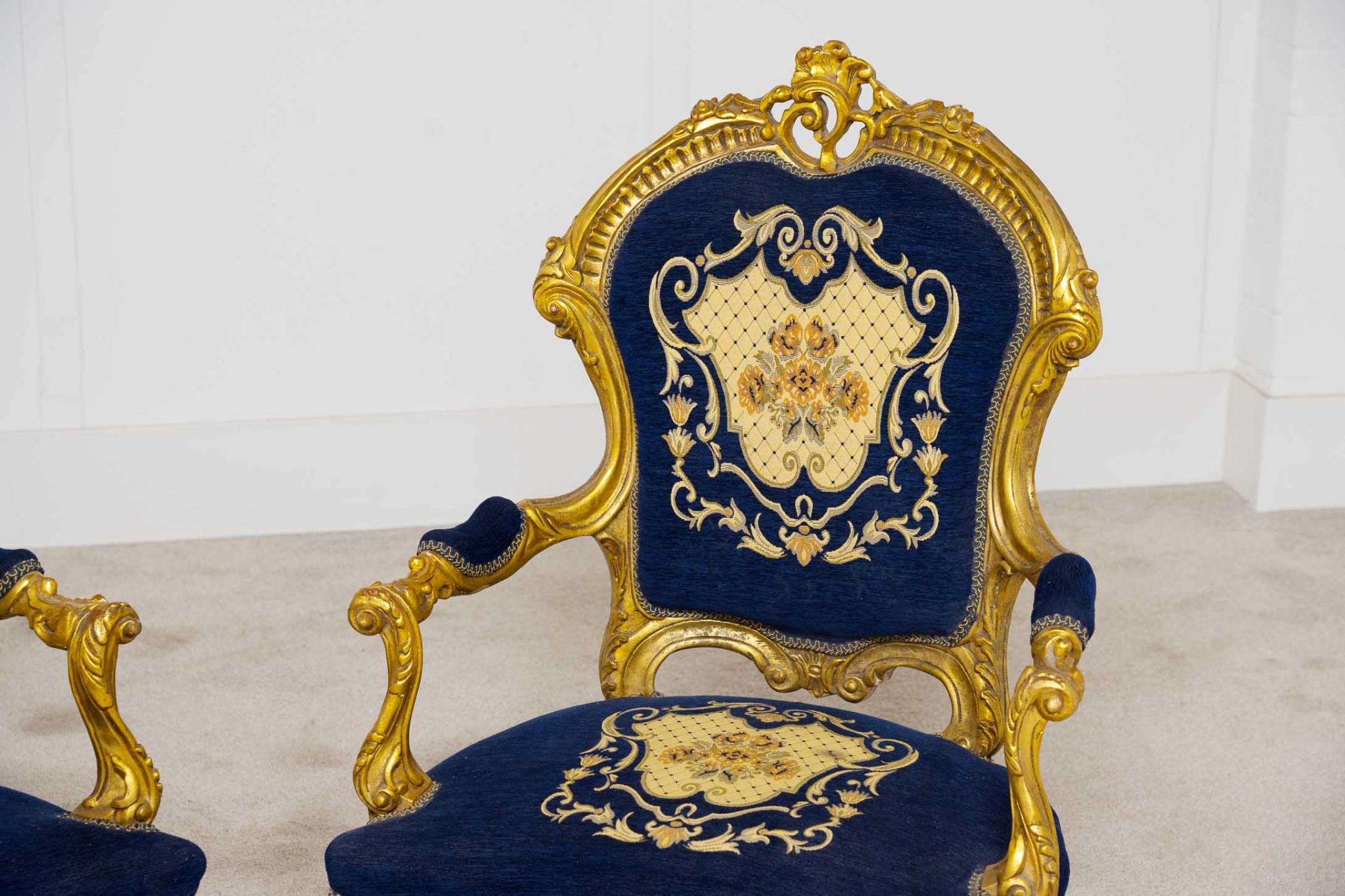 Elegante paire de fauteuils français vintage
Cadres sculptés à la main et dorés pour leur donner un aspect doré.
Dossiers, sièges et accoudoirs rembourrés, donc très confortables
Rembourré avec un imprimé floral, il est propre et ne dégage pas