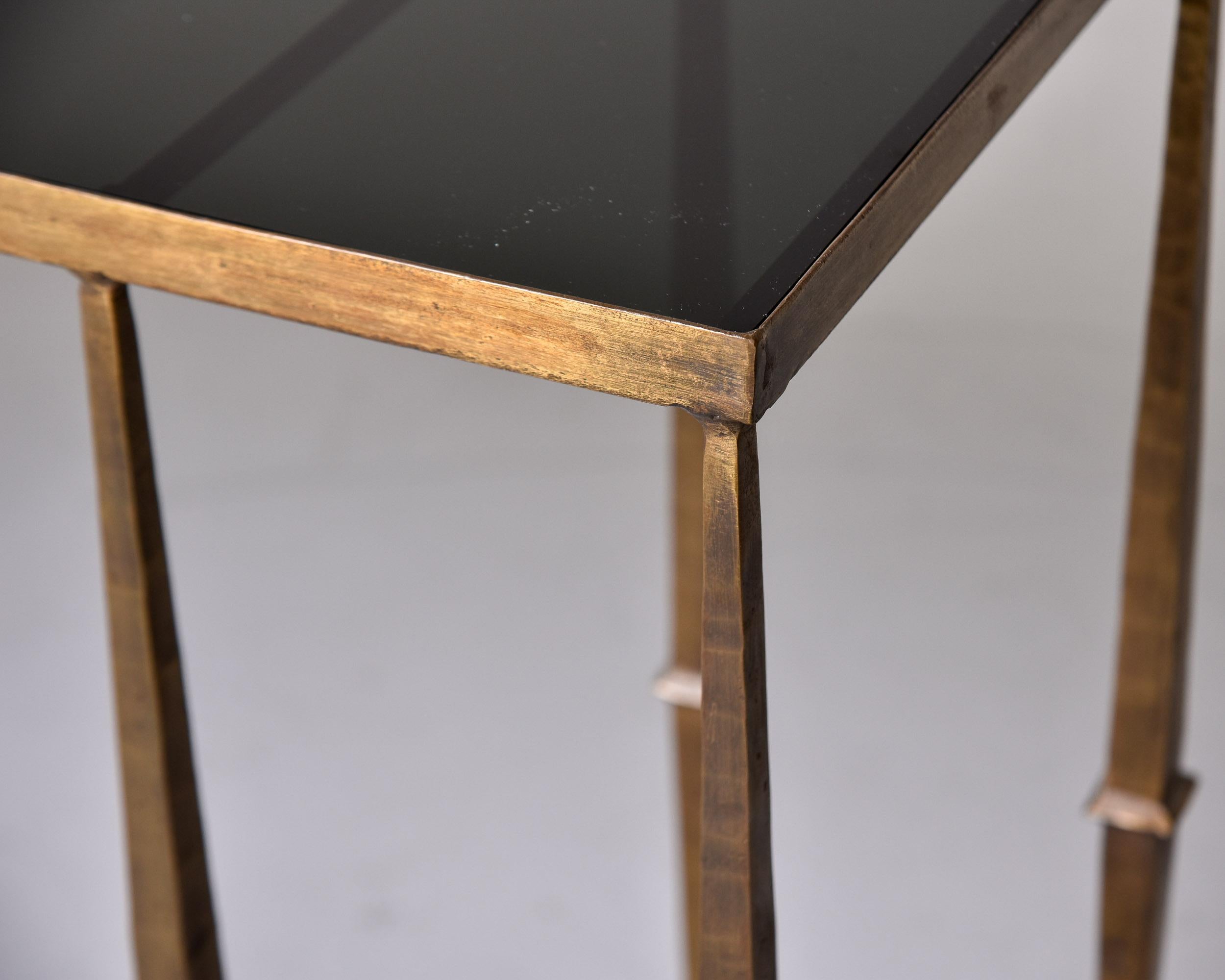 Paar Konsolen aus vergoldetem Eisen im Vintage-Stil mit schwarzen Glasplatten (21. Jahrhundert und zeitgenössisch)
