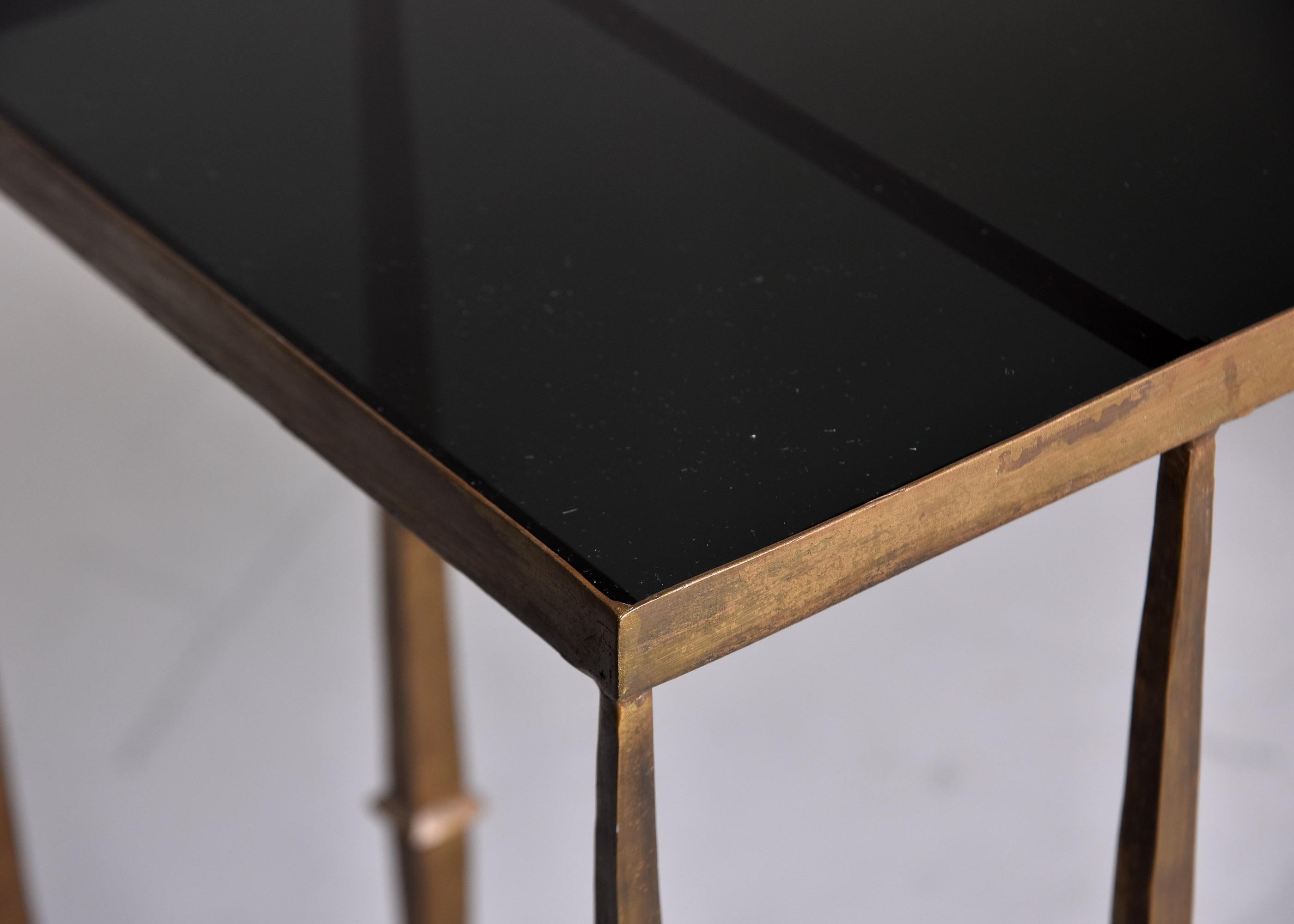 Paar Konsolen aus vergoldetem Eisen im Vintage-Stil mit schwarzen Glasplatten 1