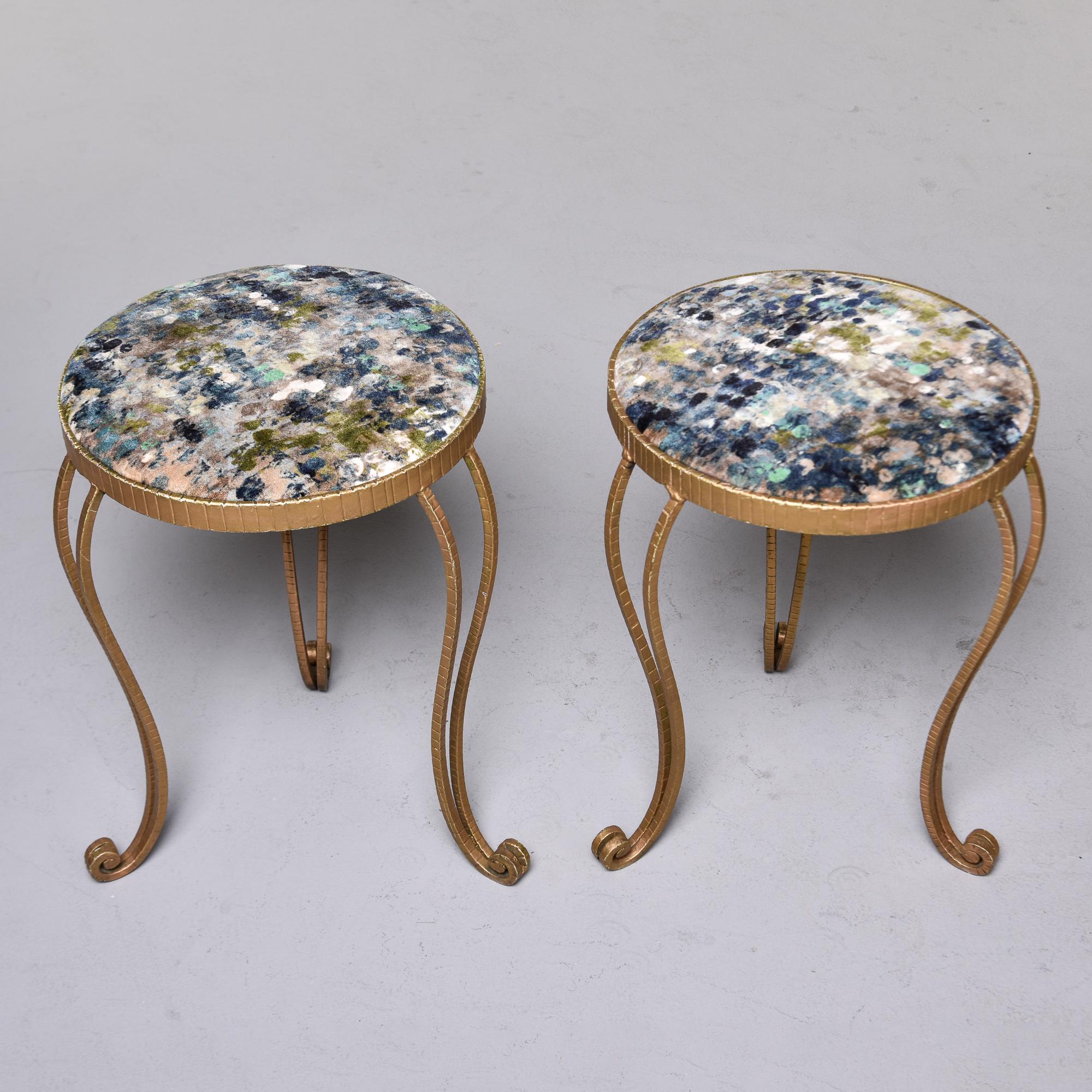 Trouvée en Italie, cette petite paire de tabourets datant des années 1950 a des cadres courbes en fer doré et des sièges rembourrés ronds qui ont été recouverts d'un velours italien imprimé d'aquarelle. Fabricant inconnu. Vendu et tarifé comme une