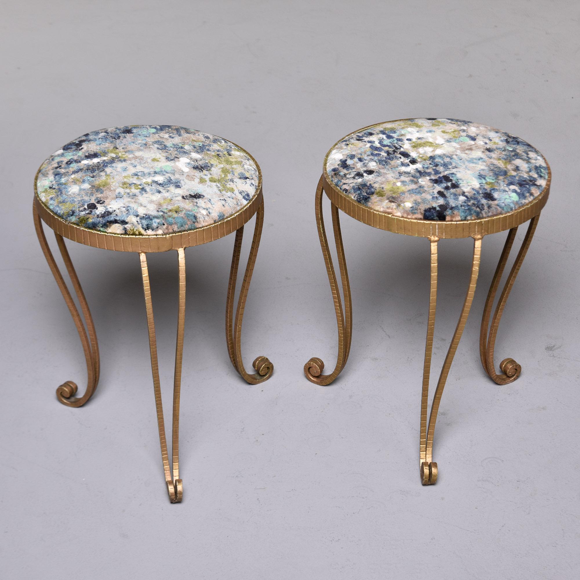 Paire de petits tabourets ronds vintage en fer doré avec revêtement en velours italien neuf Bon état - En vente à Troy, MI