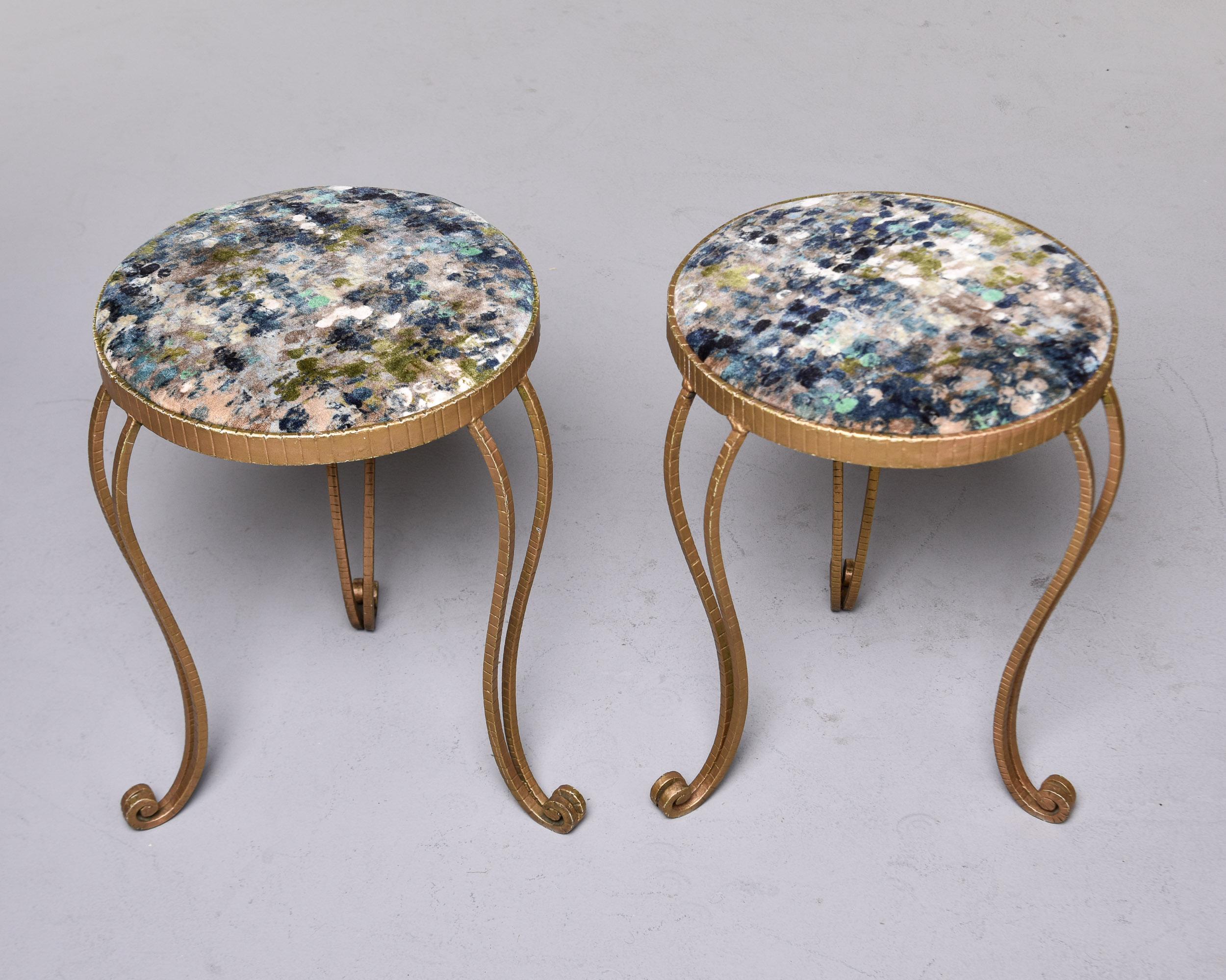 20ième siècle Paire de petits tabourets ronds vintage en fer doré avec revêtement en velours italien neuf en vente