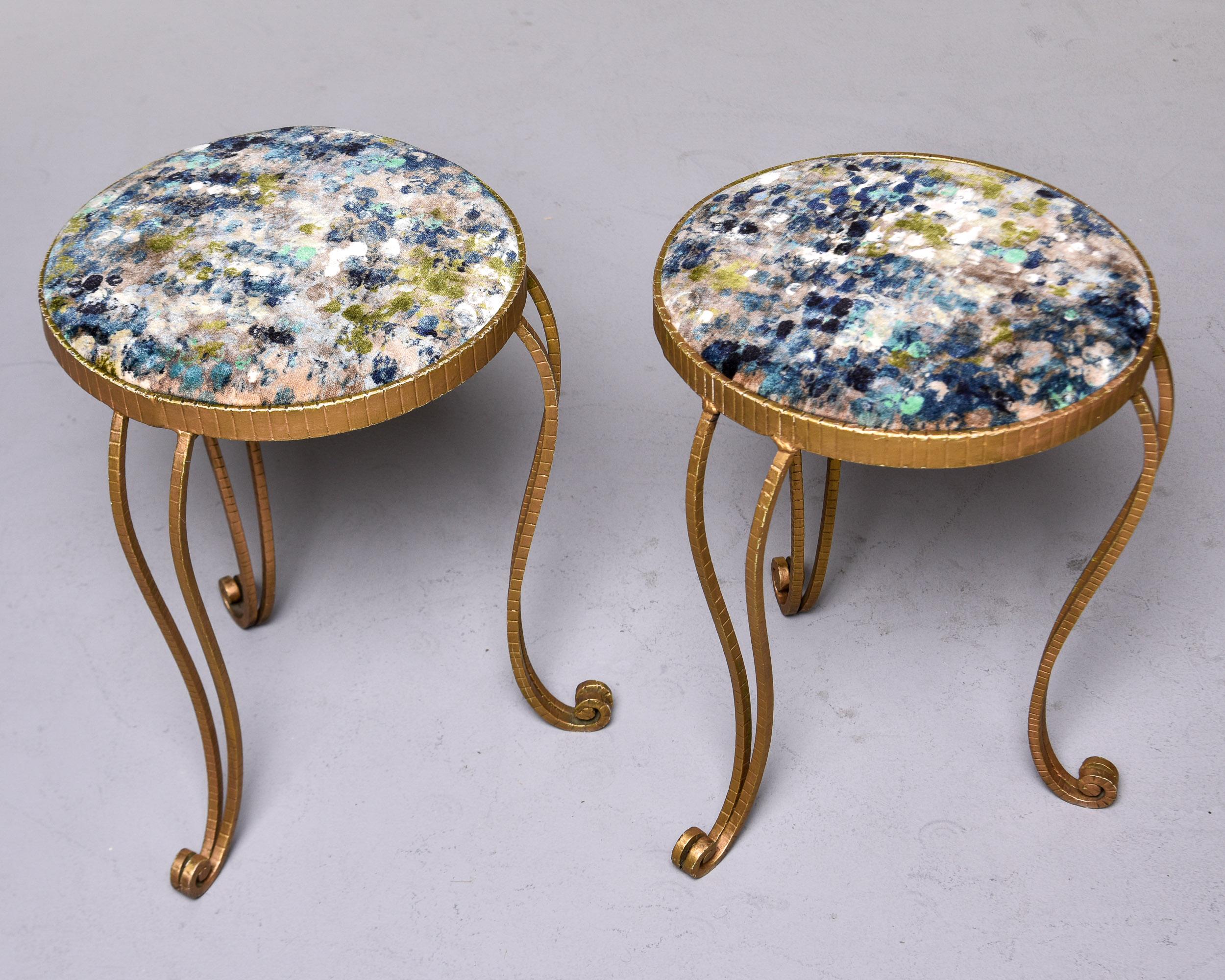 Velours Paire de petits tabourets ronds vintage en fer doré avec revêtement en velours italien neuf en vente