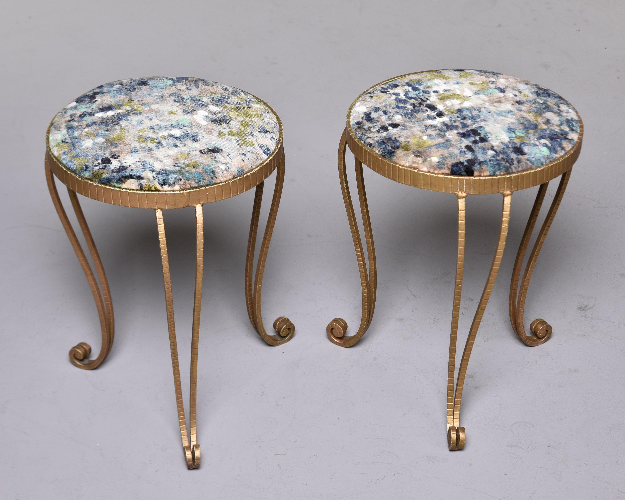 Paire de petits tabourets ronds vintage en fer doré avec revêtement en velours italien neuf en vente 1