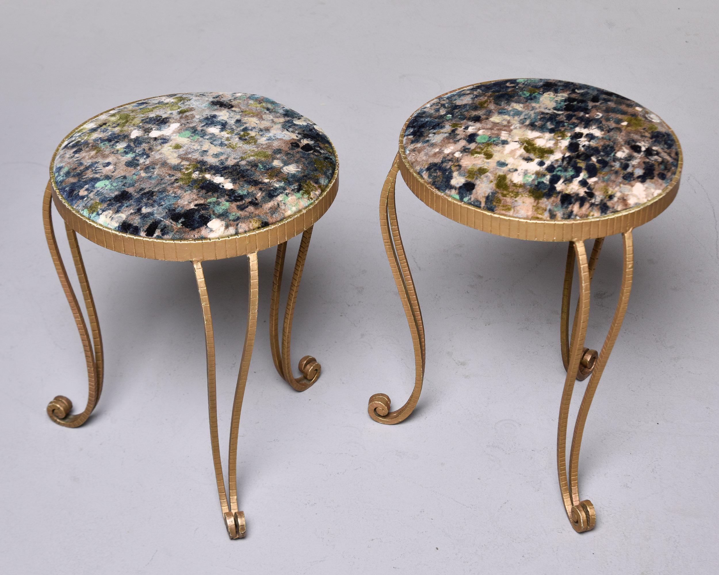 Paire de petits tabourets ronds vintage en fer doré avec revêtement en velours italien neuf en vente 2