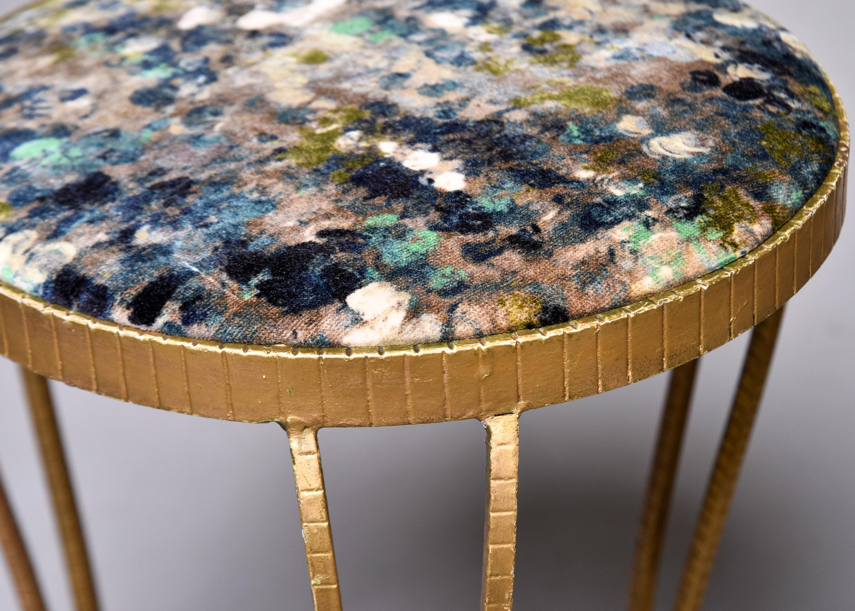 Paire de petits tabourets ronds vintage en fer doré avec revêtement en velours italien neuf en vente 4