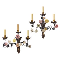 Pareja de apliques / lámparas de pared de 3 luces de metal dorado vintage y porcelana floral