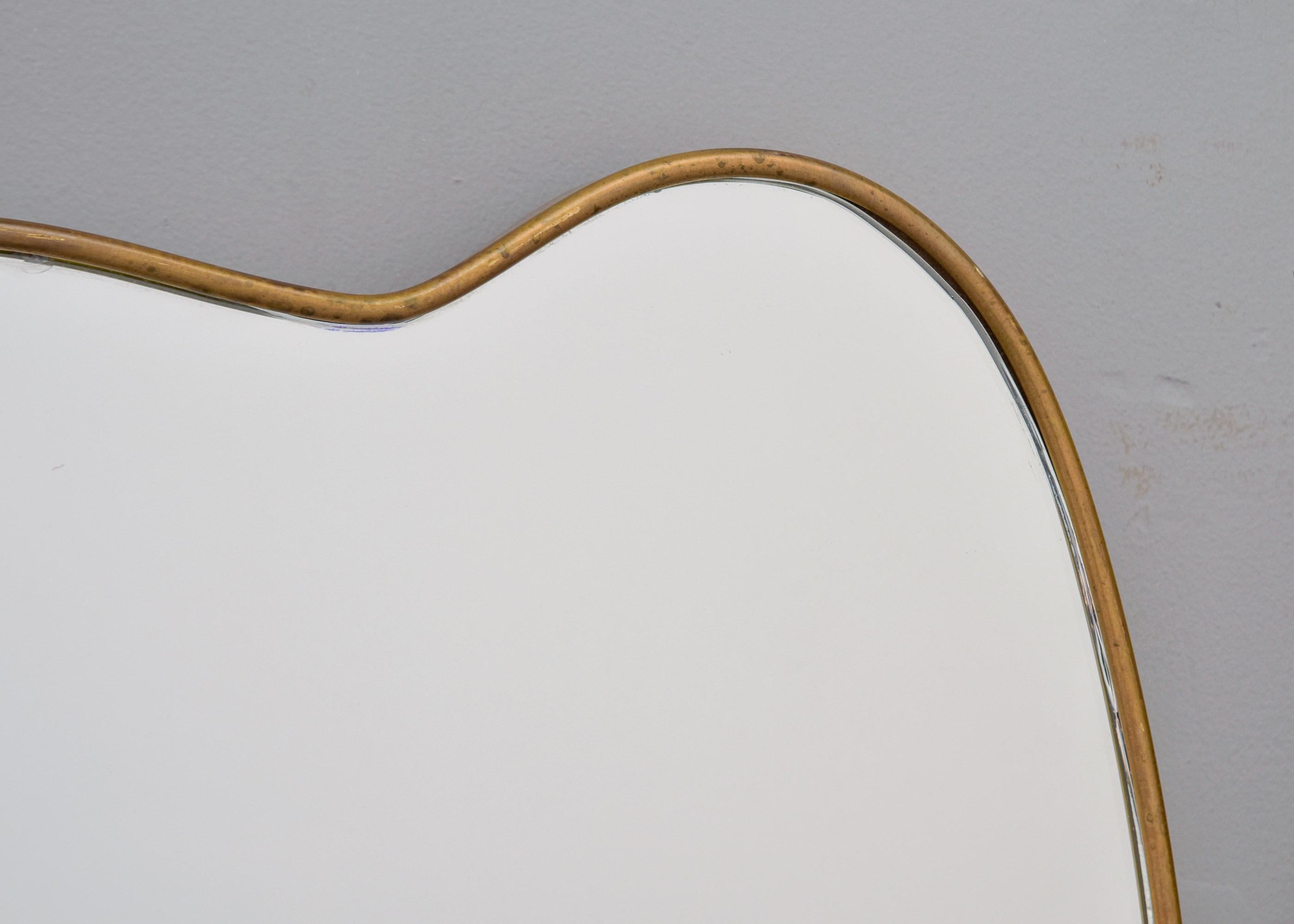 Coppia di specchi d'epoca in stile Gio Ponte con cornice in ottone a forma di scudo in vendita 3