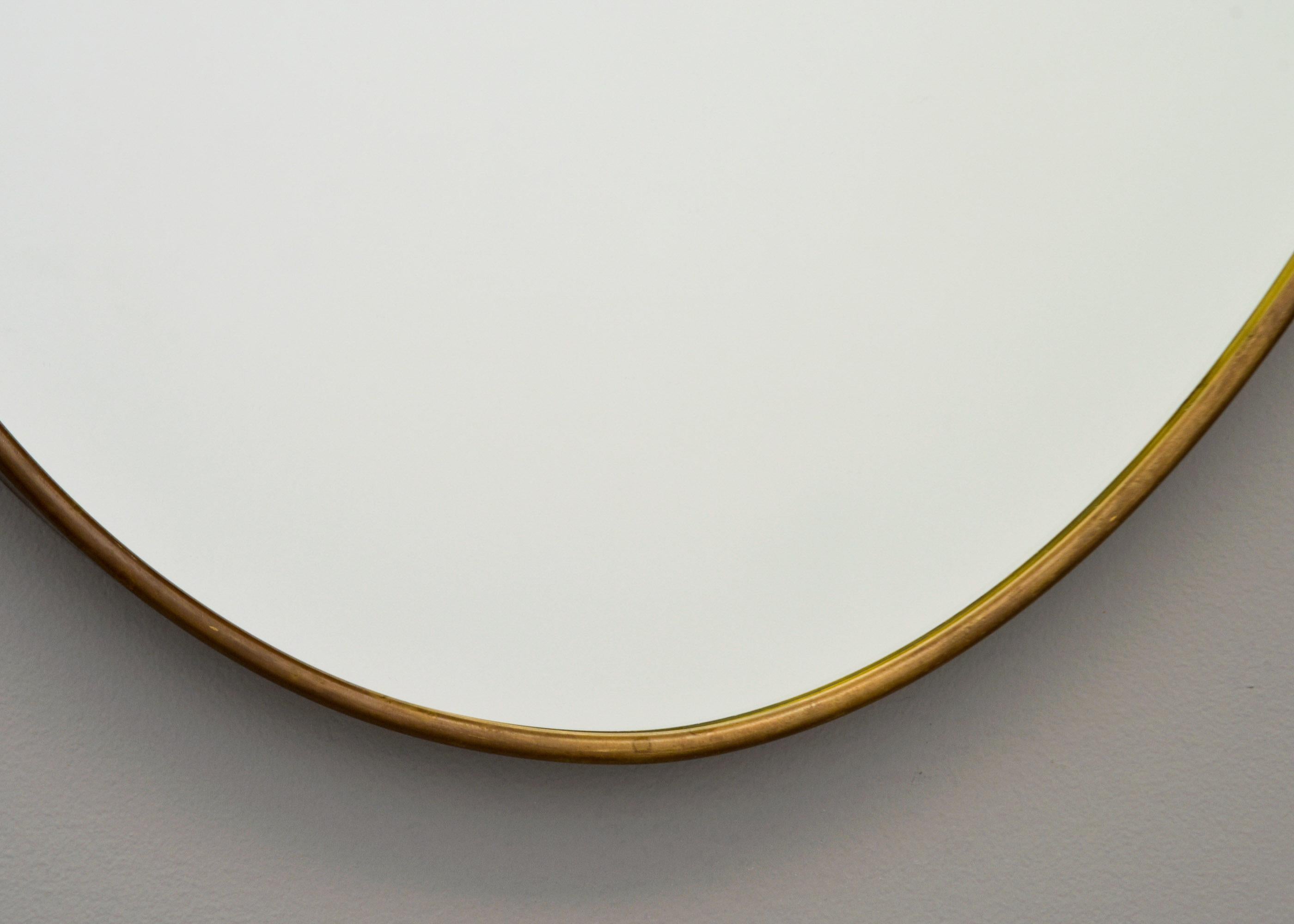 Coppia di specchi d'epoca in stile Gio Ponte con cornice in ottone a forma di scudo in vendita 4