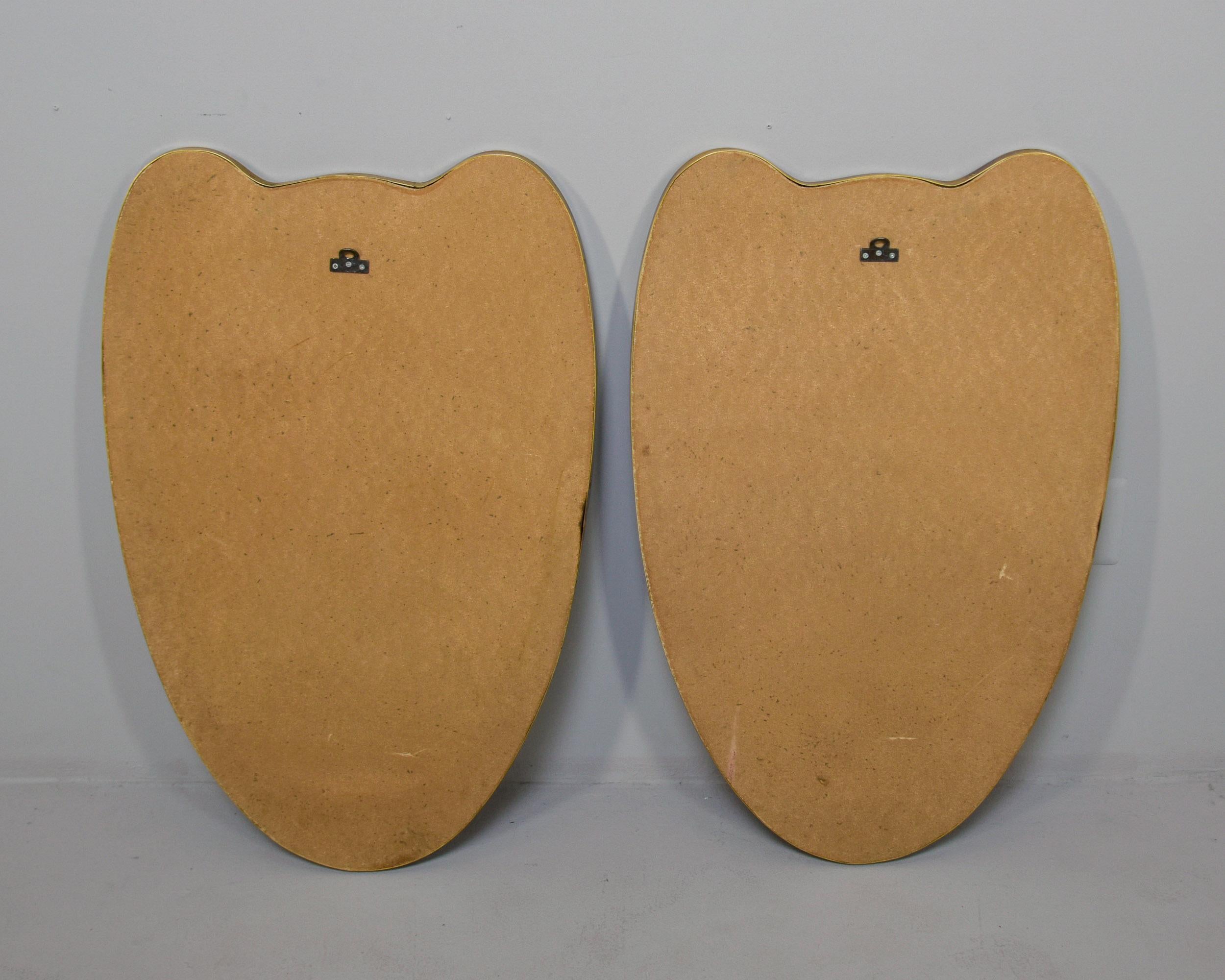Coppia di specchi d'epoca in stile Gio Ponte con cornice in ottone a forma di scudo in vendita 5