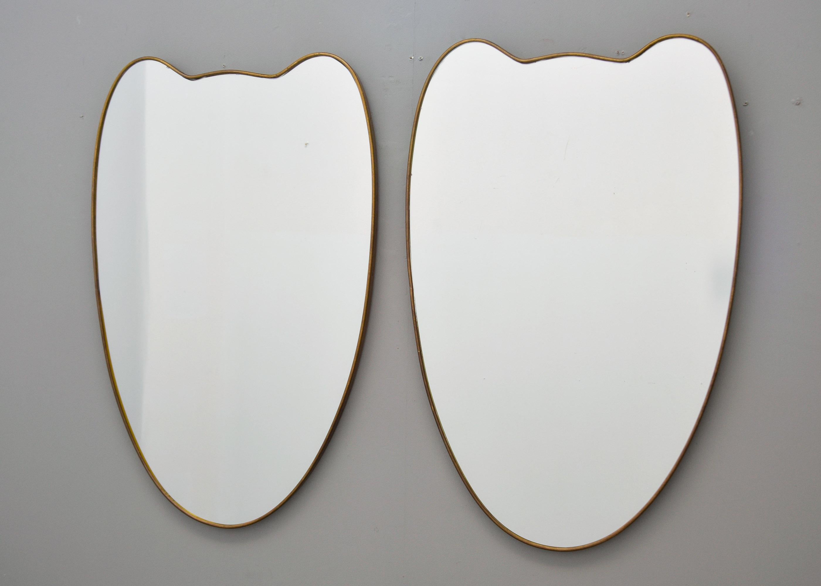 Mid-Century moderno Coppia di specchi d'epoca in stile Gio Ponte con cornice in ottone a forma di scudo in vendita
