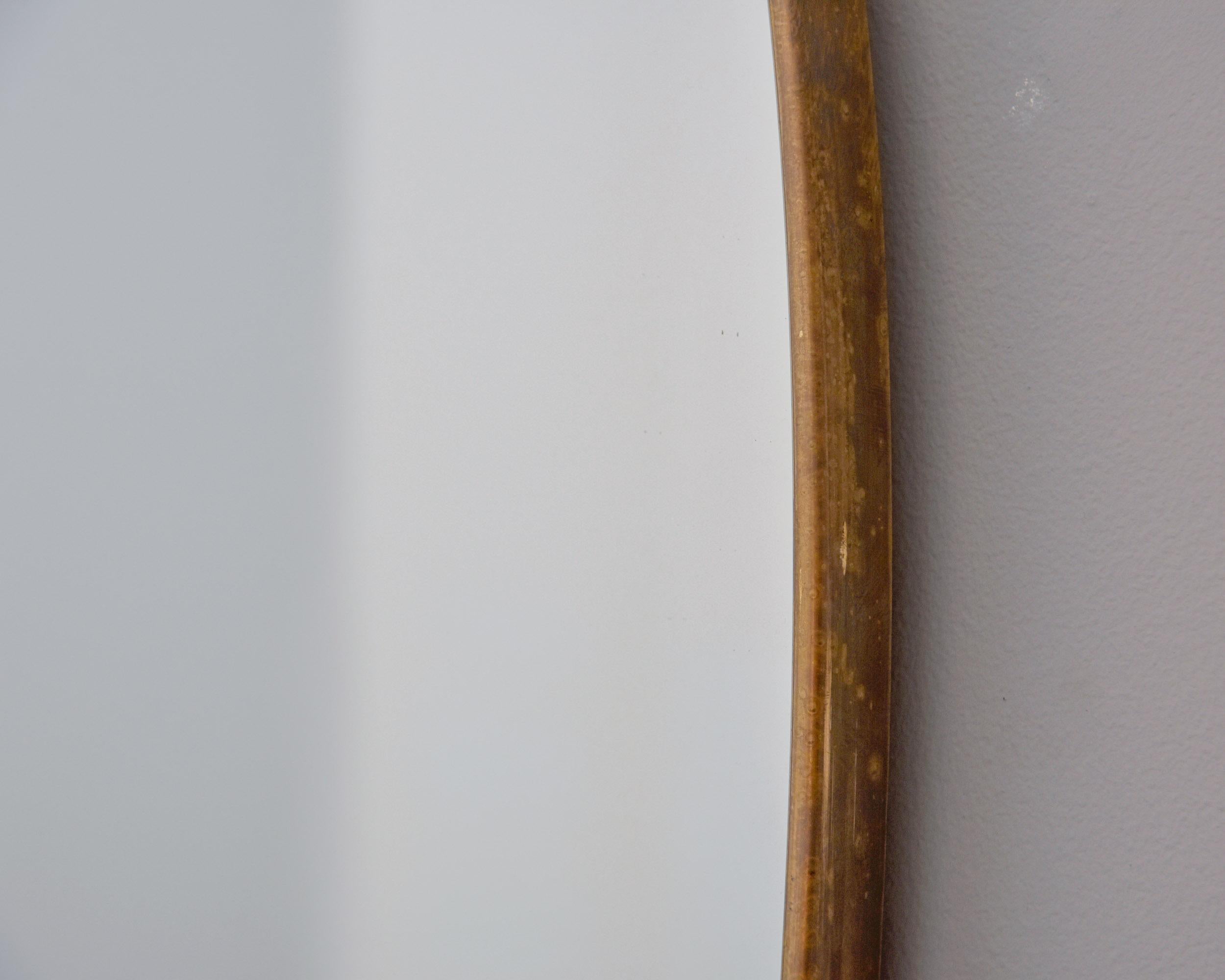 XX secolo Coppia di specchi d'epoca in stile Gio Ponte con cornice in ottone a forma di scudo in vendita