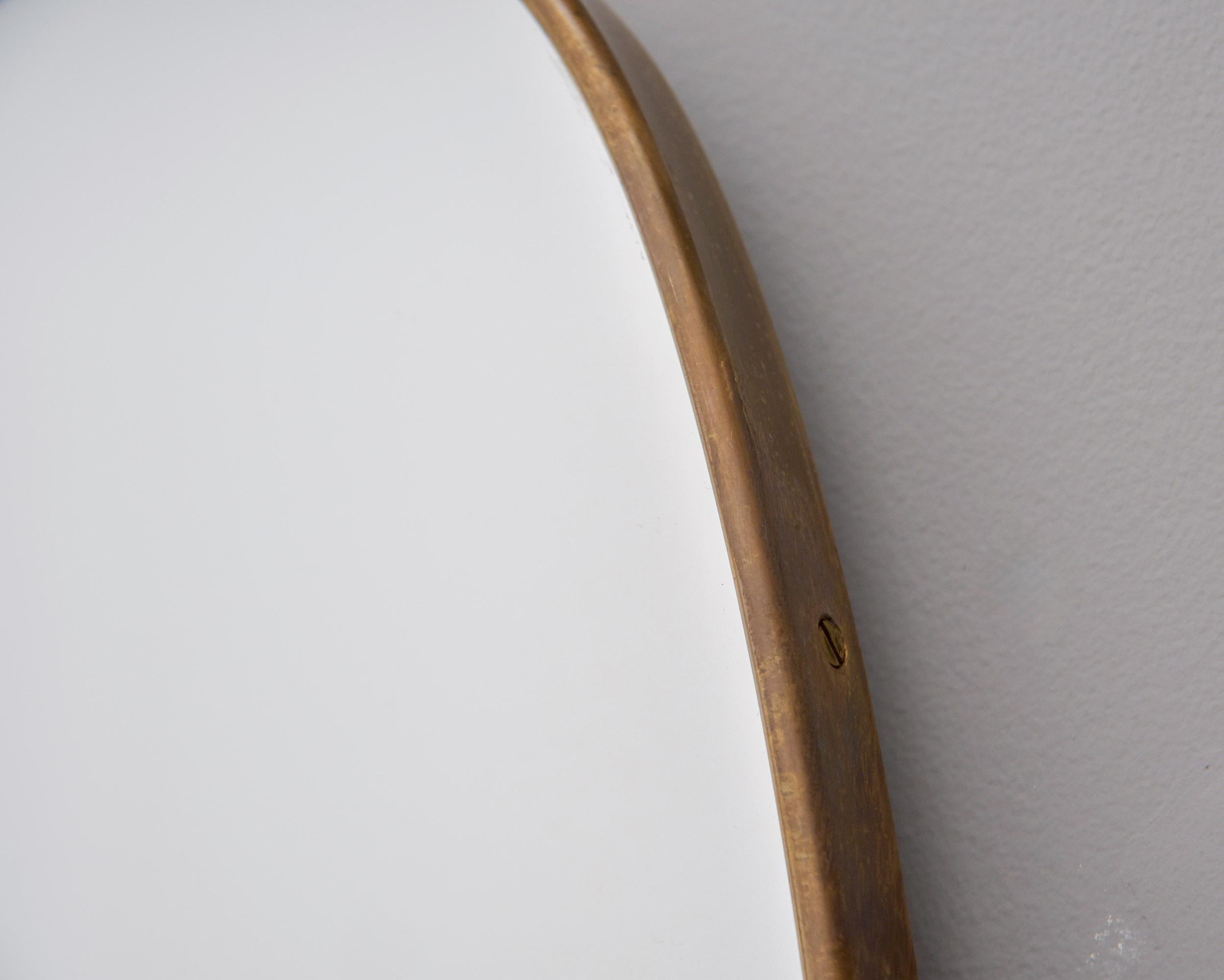 Ottone Coppia di specchi d'epoca in stile Gio Ponte con cornice in ottone a forma di scudo in vendita