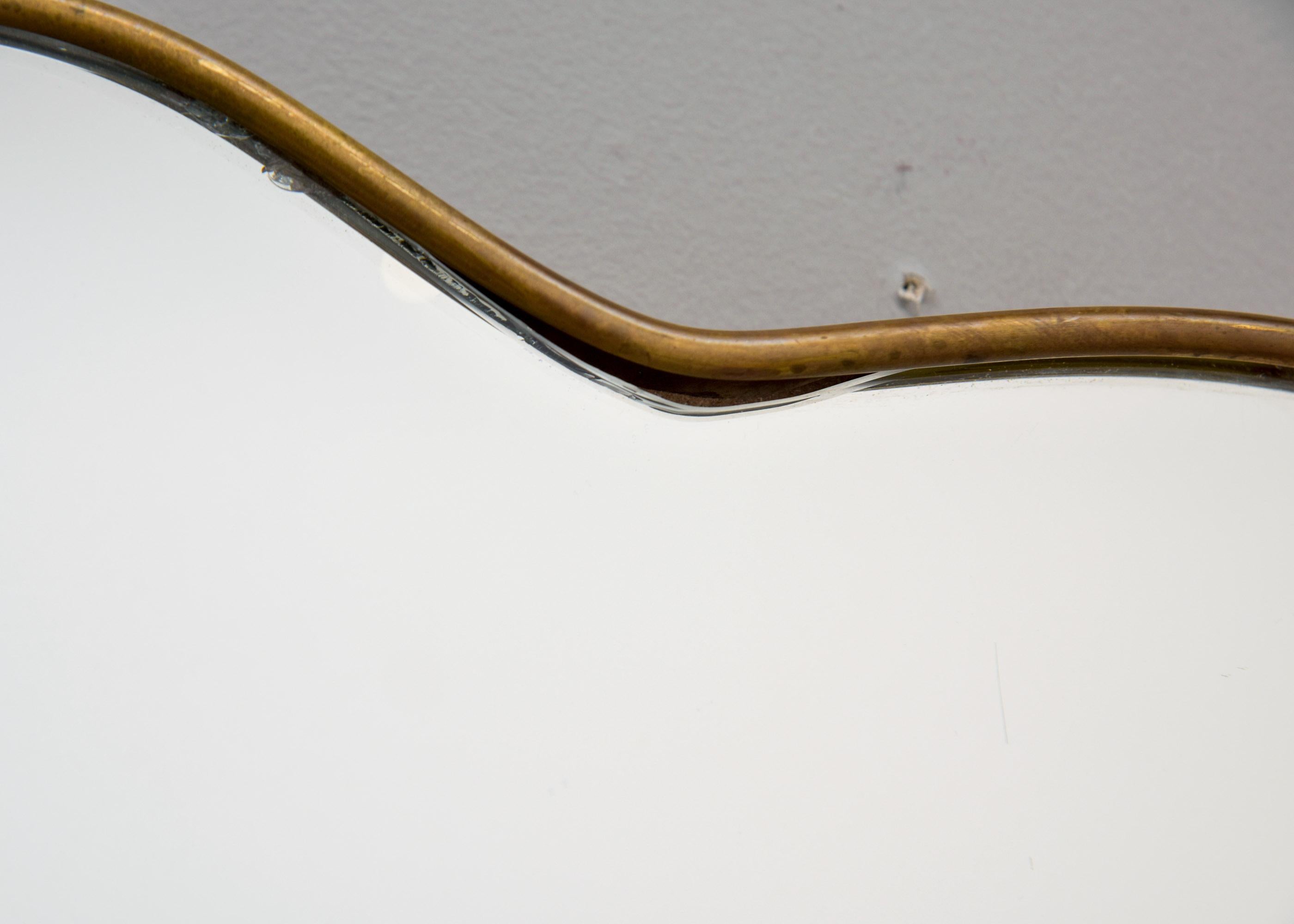 Coppia di specchi d'epoca in stile Gio Ponte con cornice in ottone a forma di scudo in vendita 1