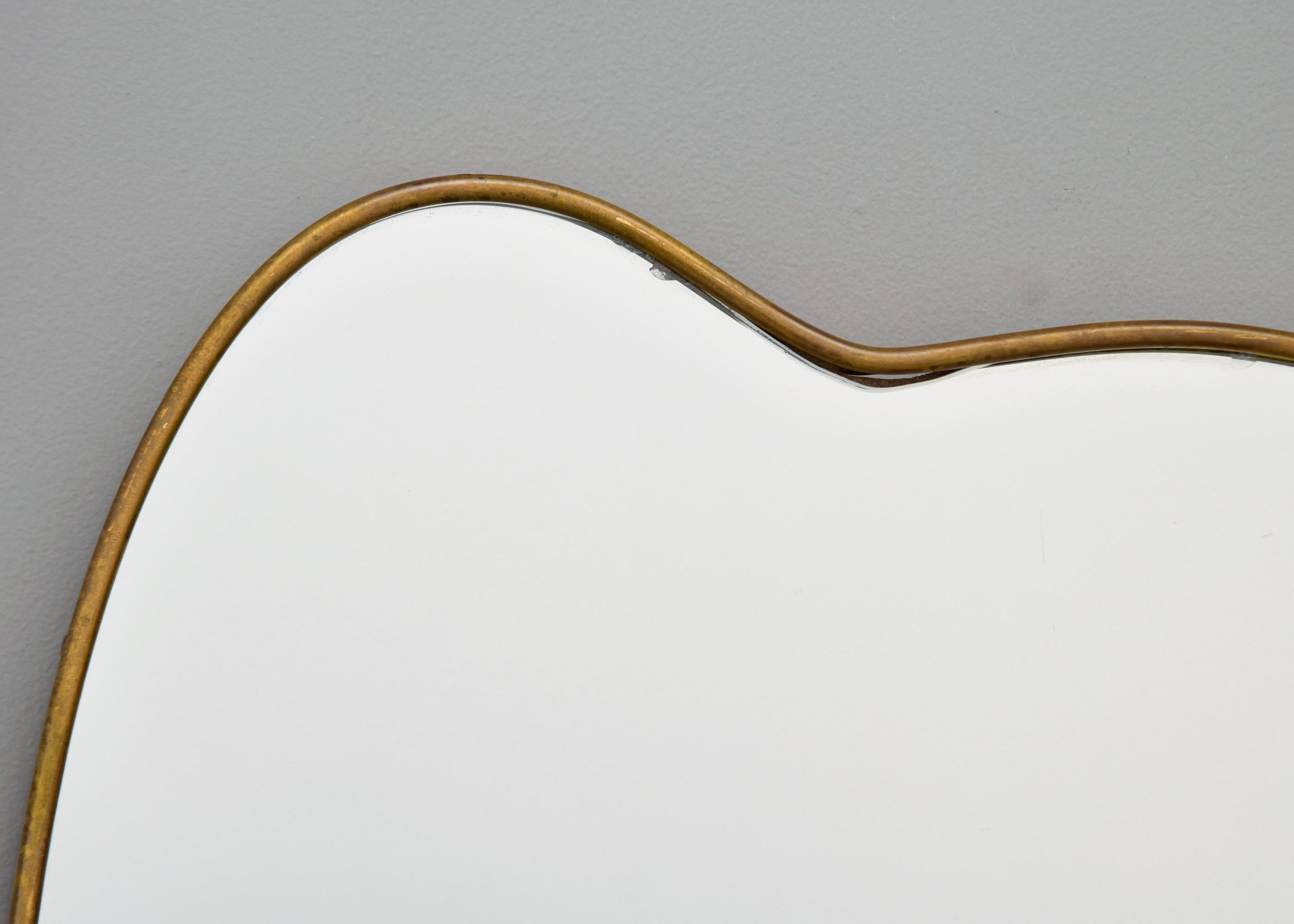 Coppia di specchi d'epoca in stile Gio Ponte con cornice in ottone a forma di scudo in vendita 2