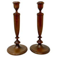 Coppia di candelieri d'epoca in legno tornito intagliato a mano