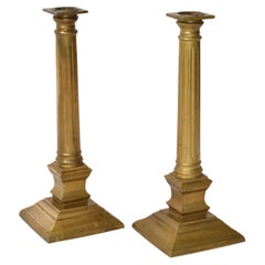 Paar Vintage Hollywood Regency Maitland-Smith Messing-Säulen-Kerzenständer, Hollywood Regency, Labeled 