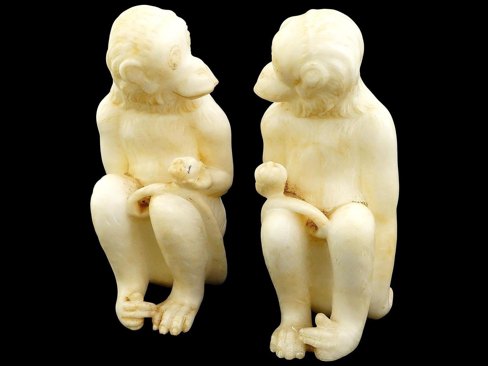 Italiano Coppia di sculture in alabastro italiane d'epoca raffiguranti scimmie macachi sedute in vendita