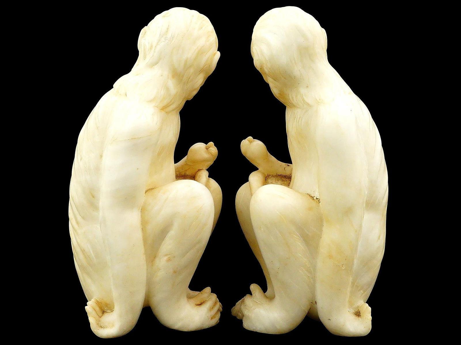 XX secolo Coppia di sculture in alabastro italiane d'epoca raffiguranti scimmie macachi sedute in vendita