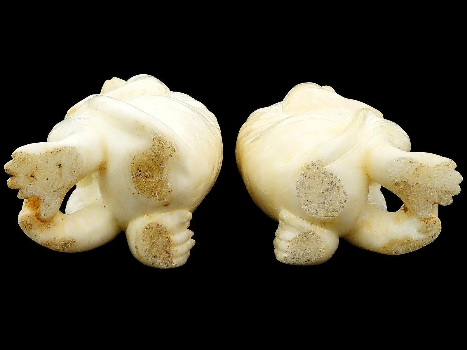 Alabastro Coppia di sculture in alabastro italiane d'epoca raffiguranti scimmie macachi sedute in vendita
