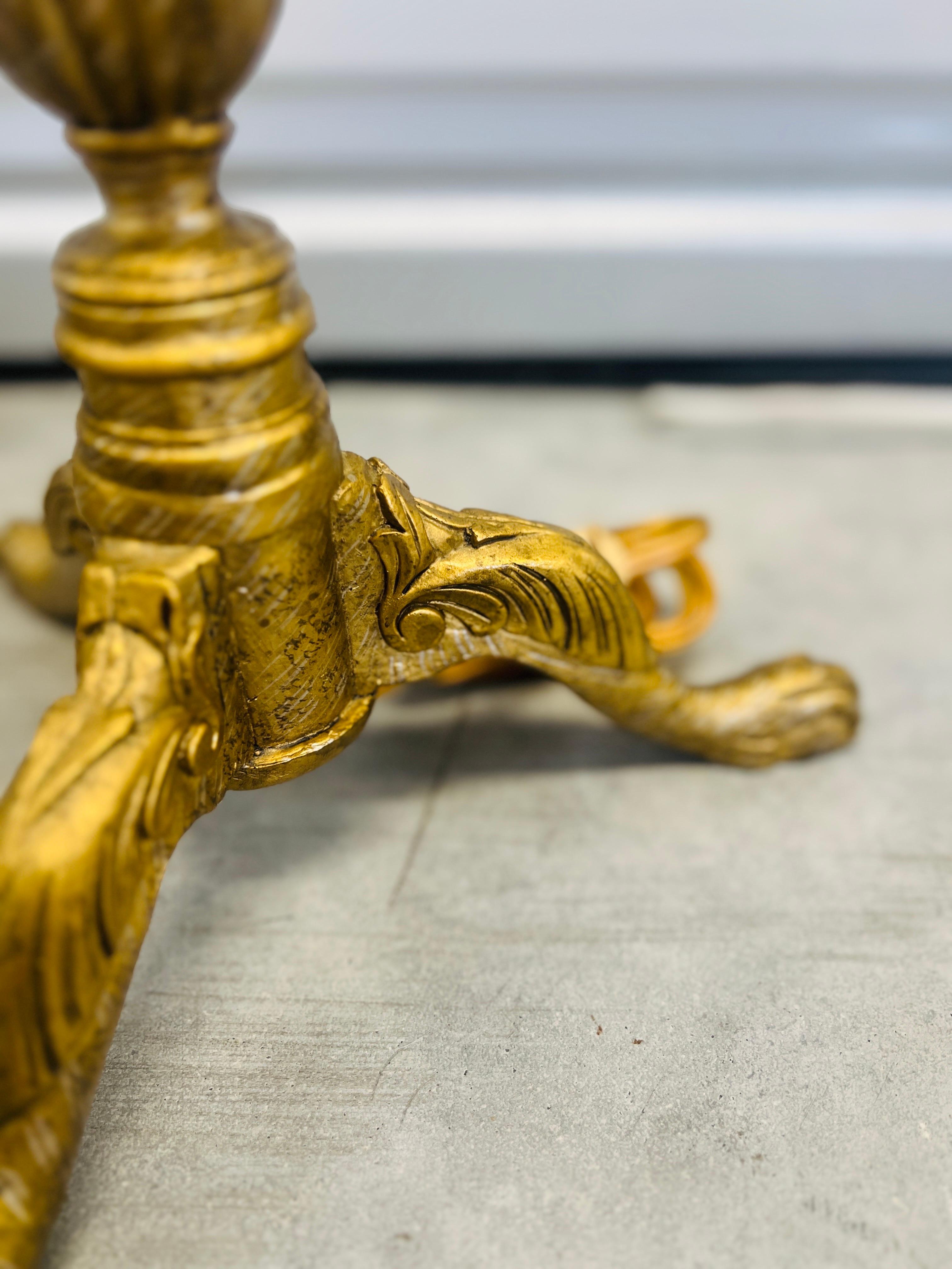 Ces lampes de table vintage italiennes en bois doré de style Eleg sont un magnifique exemple d'élégance intemporelle et de savoir-faire artisanal. Chaque lampe mesure environ 28 pouces de hauteur, ce qui en fait l'accessoire idéal pour tout salon,