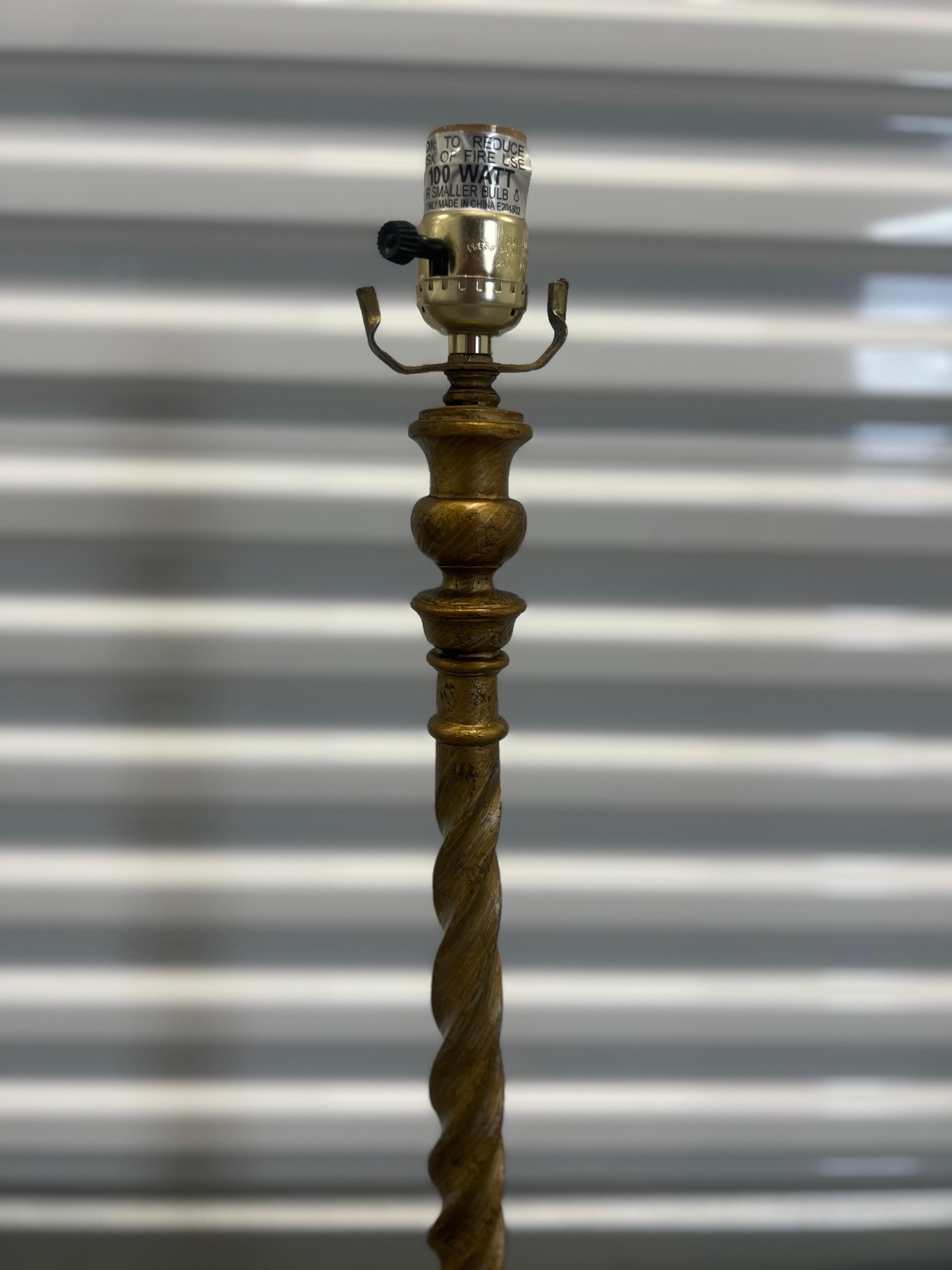 20ième siècle Paire de lampes de bureau italiennes vintage en bois doré de style Chippendale à torsion d'orge en vente