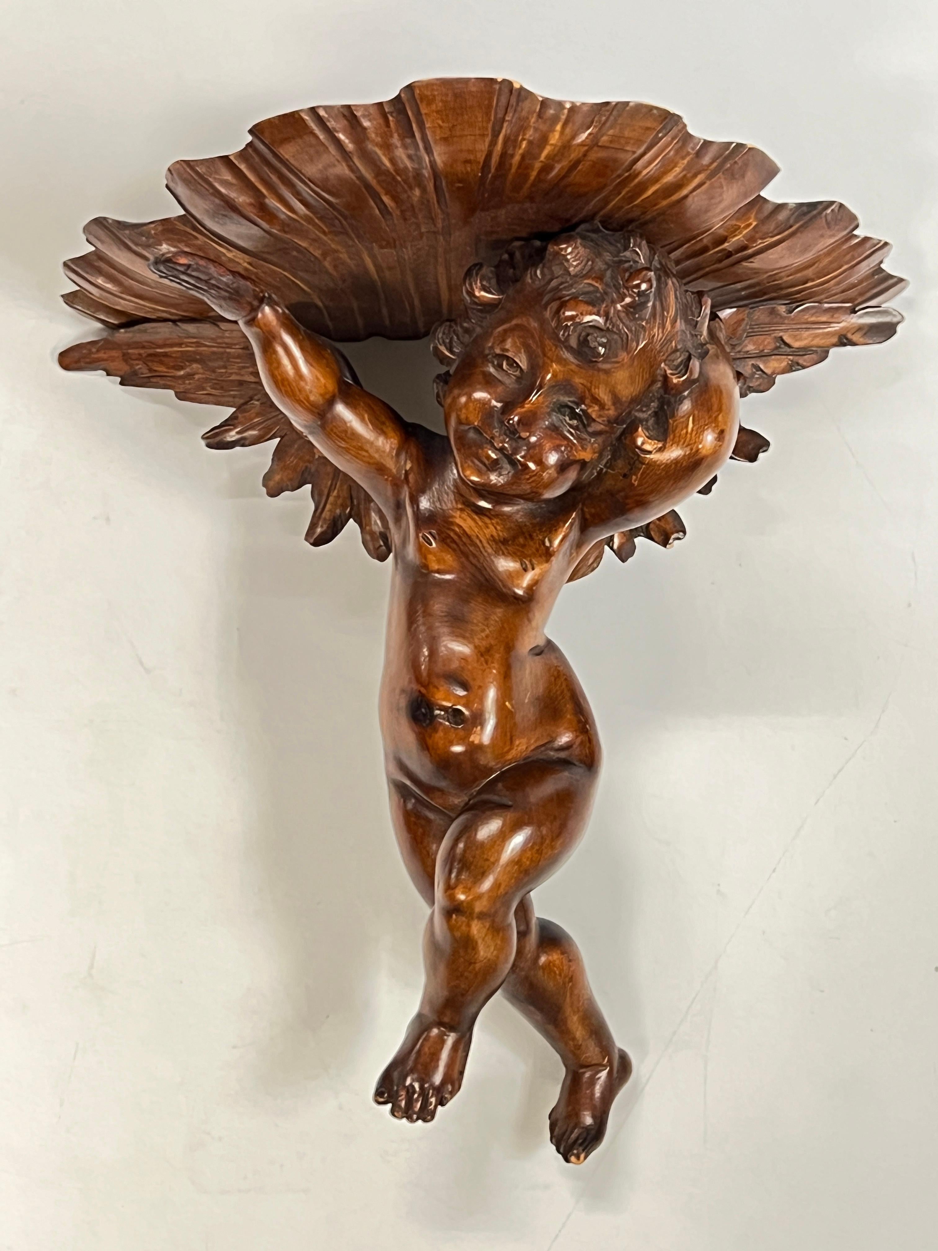 20ième siècle Paire d'appliques murales en bois sculpté de Putti figuratifs italiens d'époque en vente
