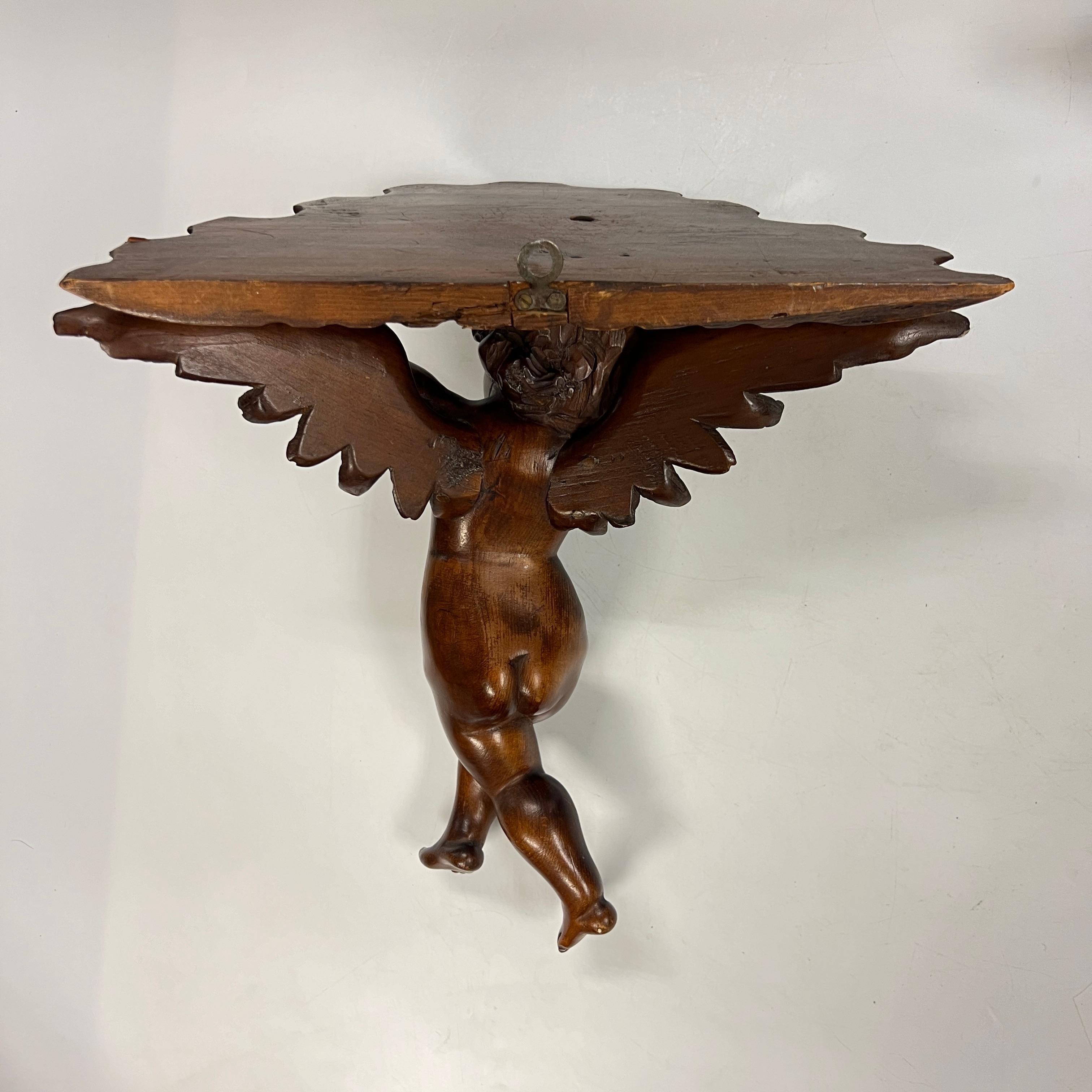 Bois Paire d'appliques murales en bois sculpté de Putti figuratifs italiens d'époque en vente