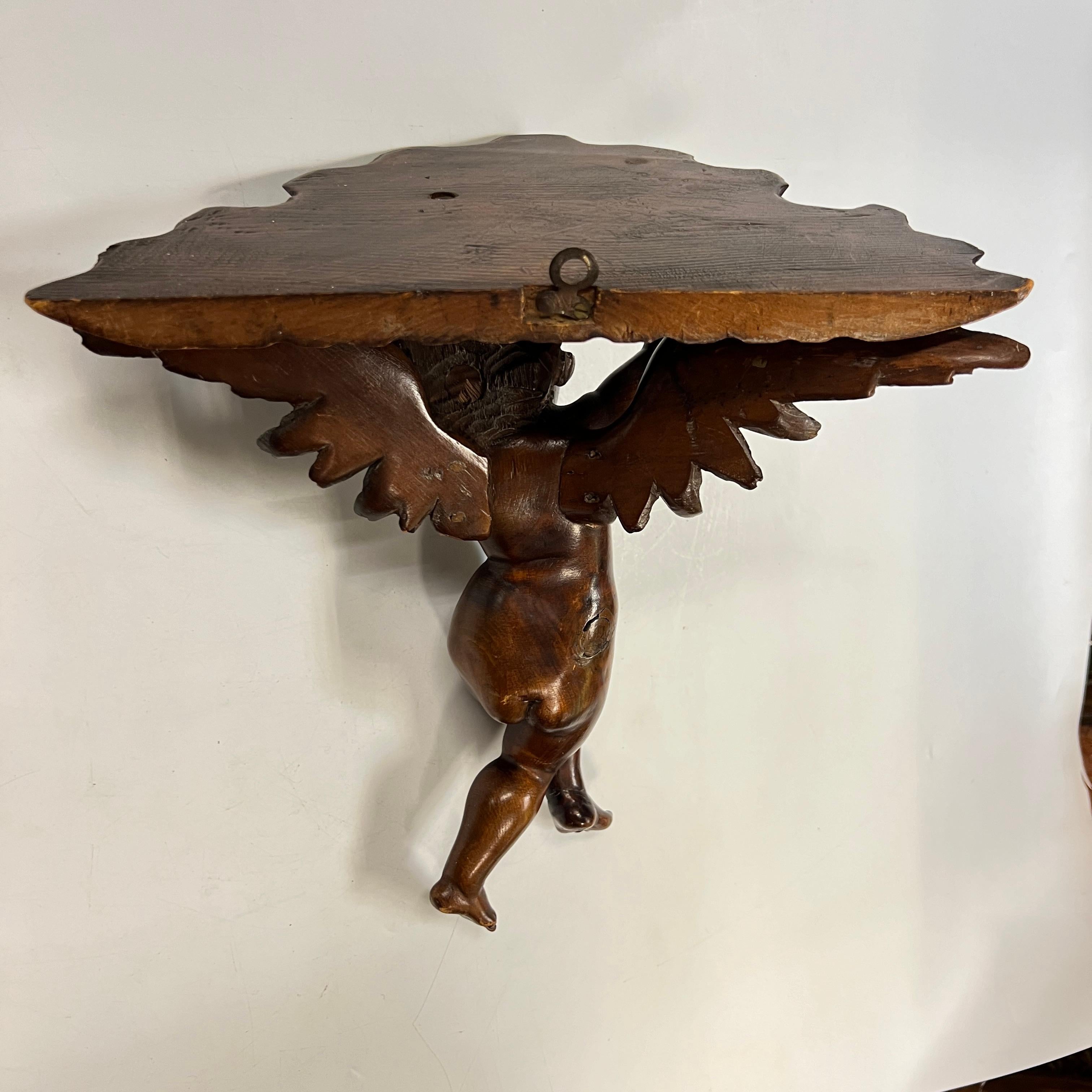 Paire d'appliques murales en bois sculpté de Putti figuratifs italiens d'époque en vente 1