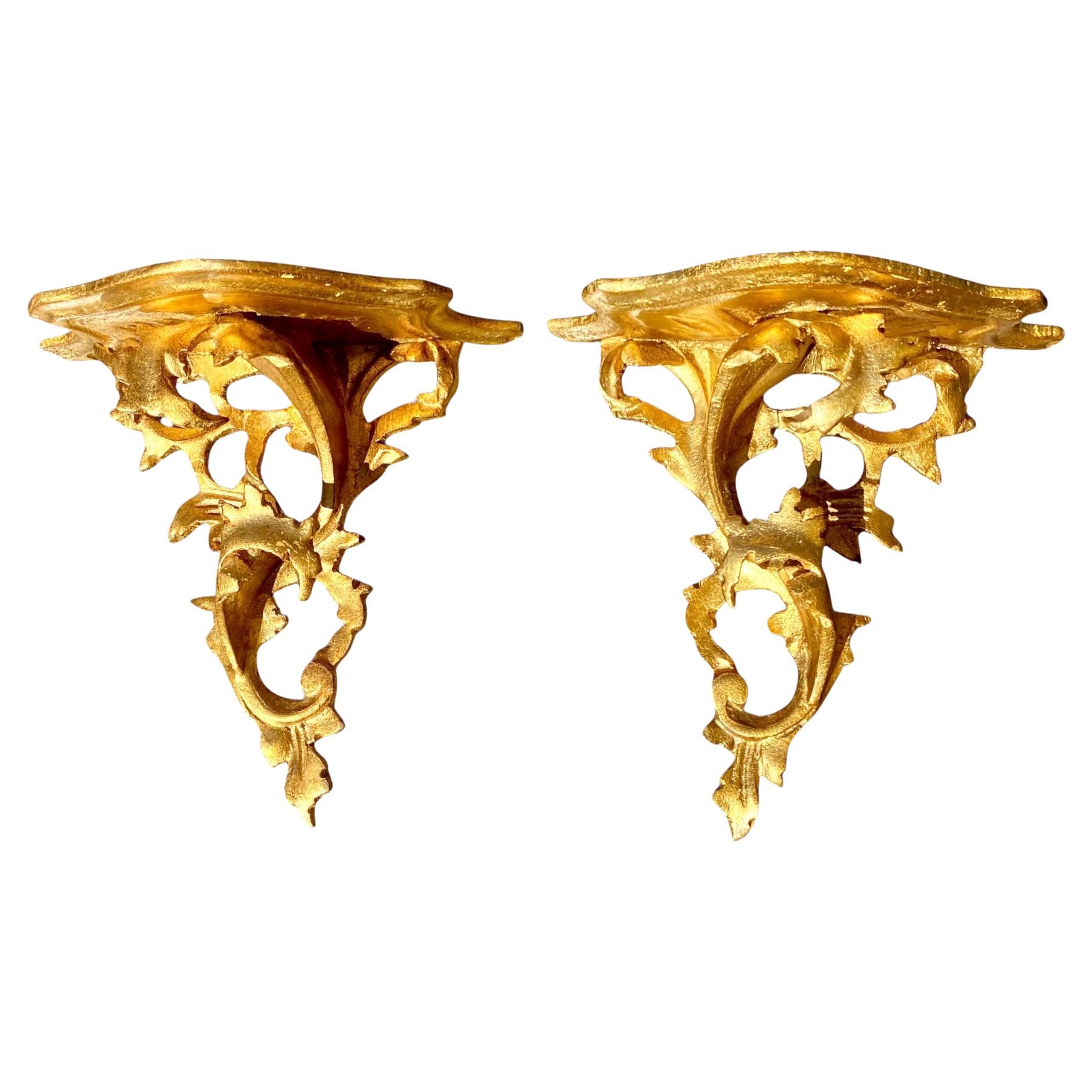 Coppia di mensole da parete Diminutive in legno dorato intagliate a mano italiane d
epoca