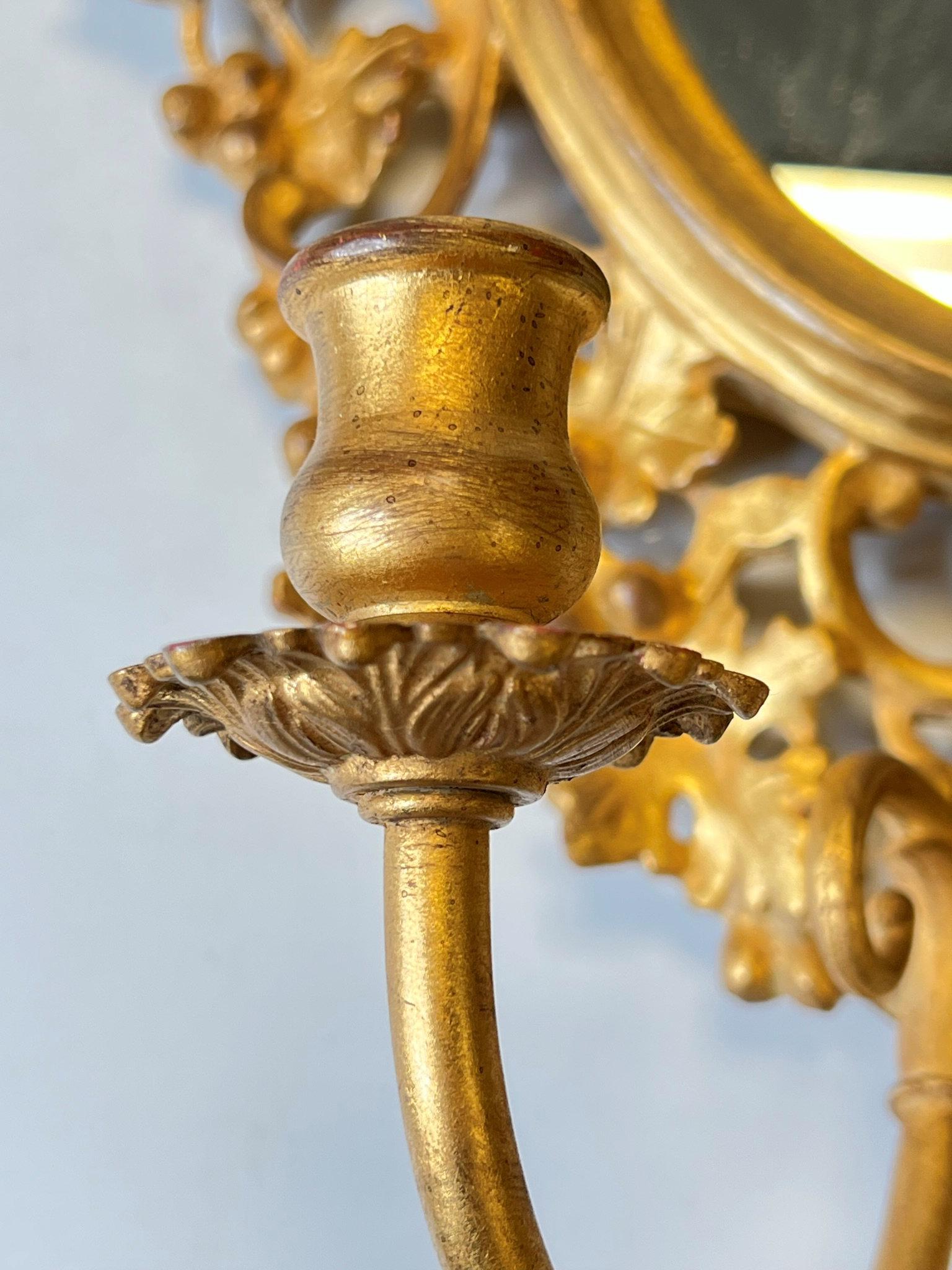 Paar italienische neoklassizistische vergoldete Girandole-Wandleuchter aus vergoldetem Holz und vergoldetem Metall im Angebot 5