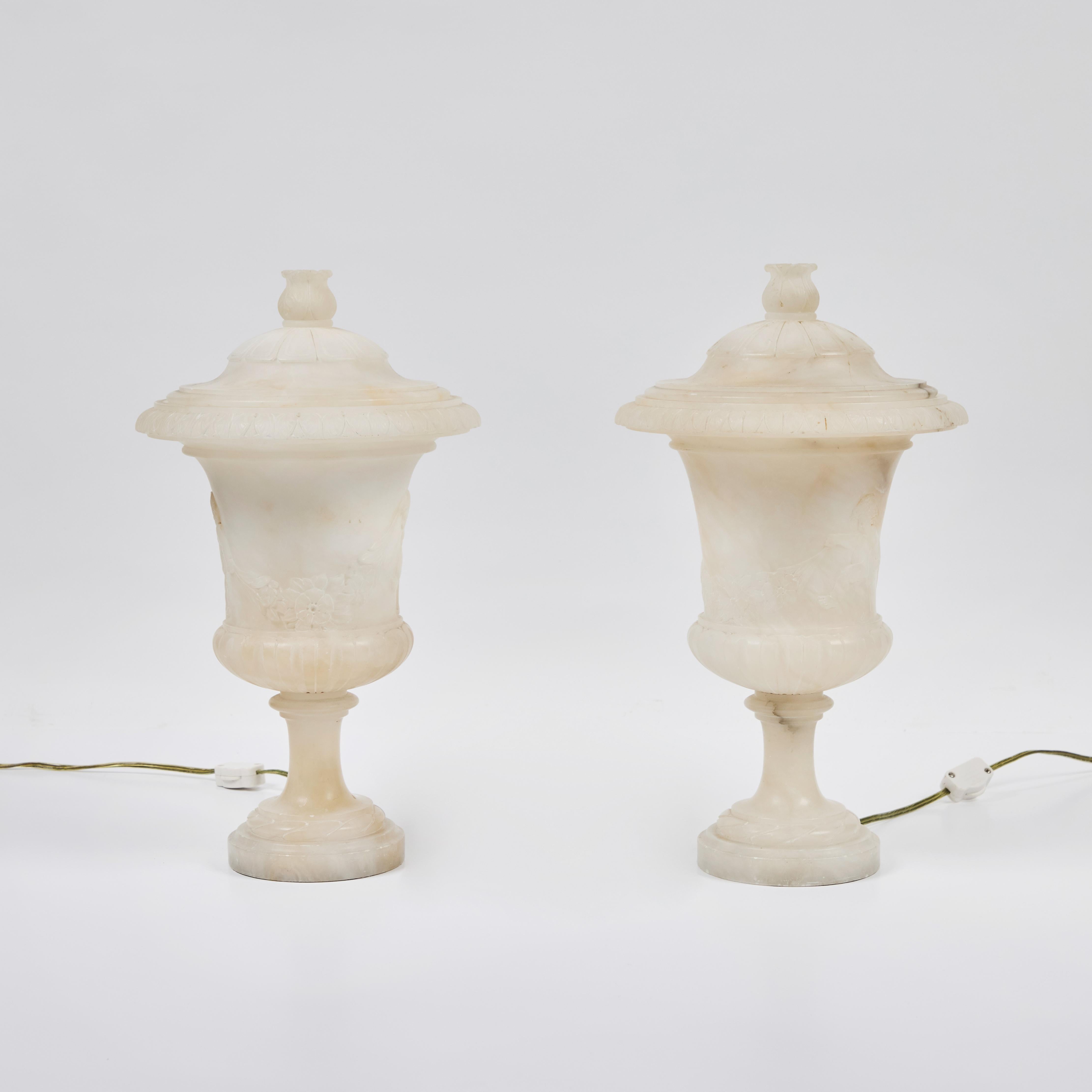 Italiano Coppia di piccole lampade ad urna in alabastro con coperchio Vintage Italian Lamp in vendita