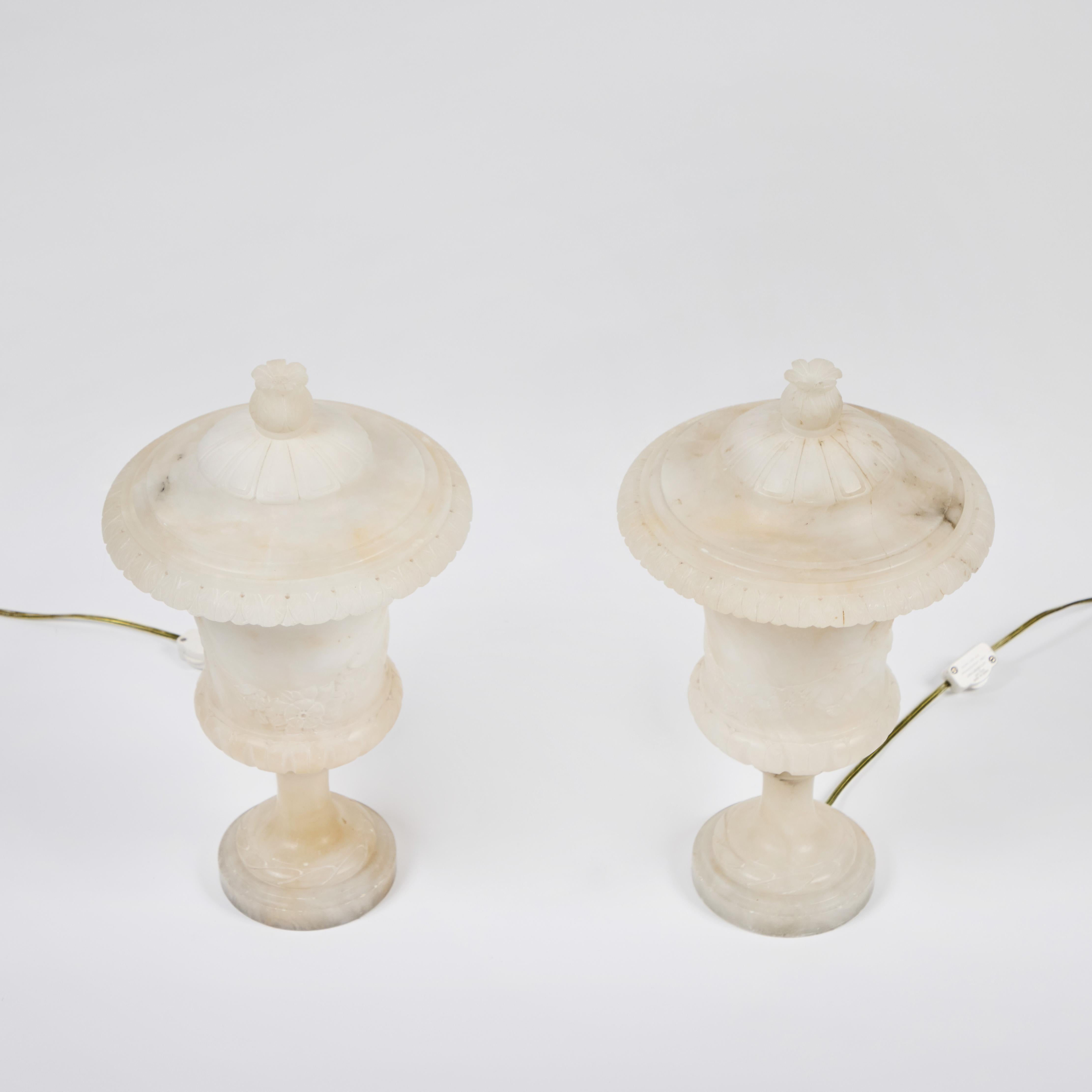 Intagliato a mano Coppia di piccole lampade ad urna in alabastro con coperchio Vintage Italian Lamp in vendita