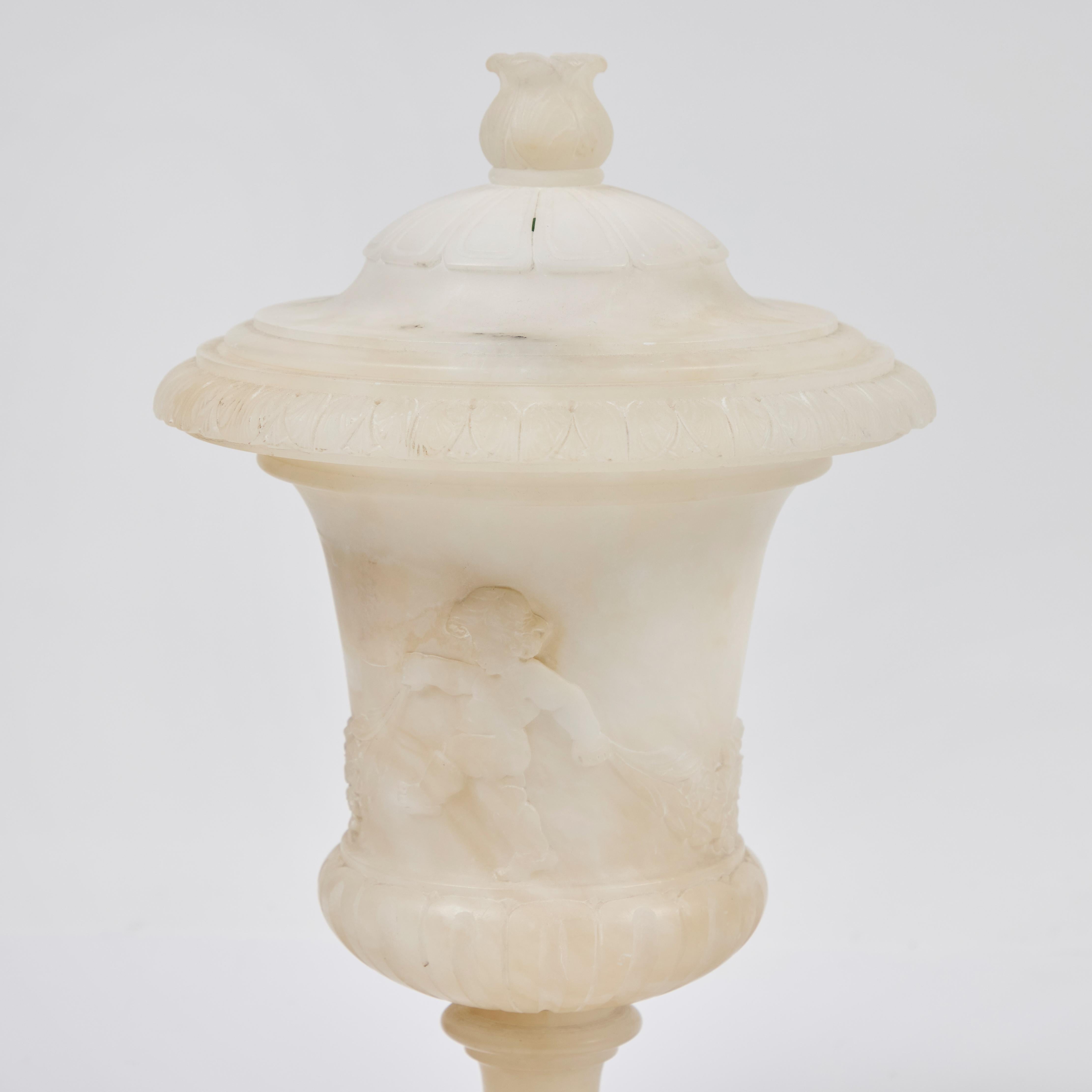 Coppia di piccole lampade ad urna in alabastro con coperchio Vintage Italian Lamp In condizioni buone in vendita a Los Angeles, CA