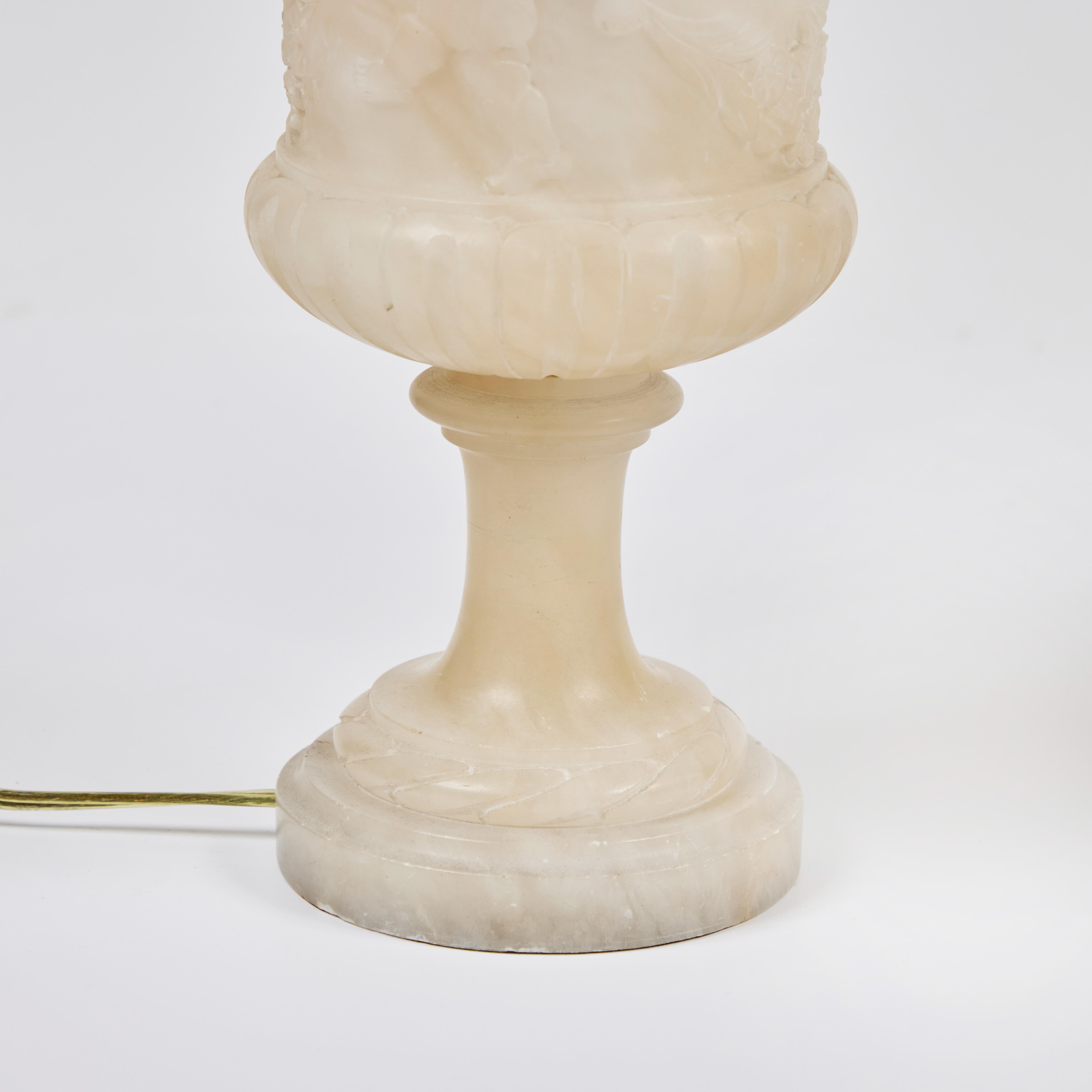XX secolo Coppia di piccole lampade ad urna in alabastro con coperchio Vintage Italian Lamp in vendita
