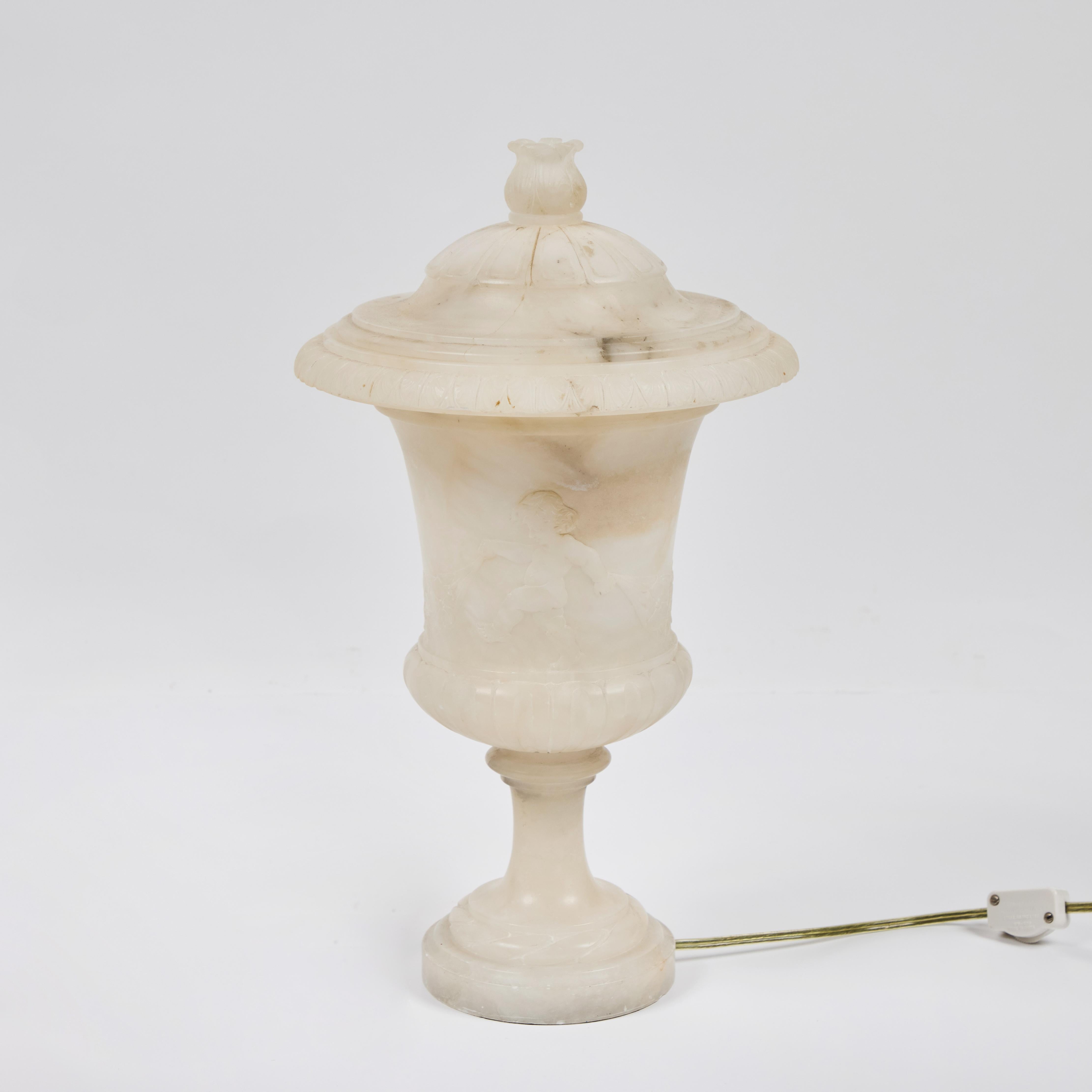Alabastro Coppia di piccole lampade ad urna in alabastro con coperchio Vintage Italian Lamp in vendita
