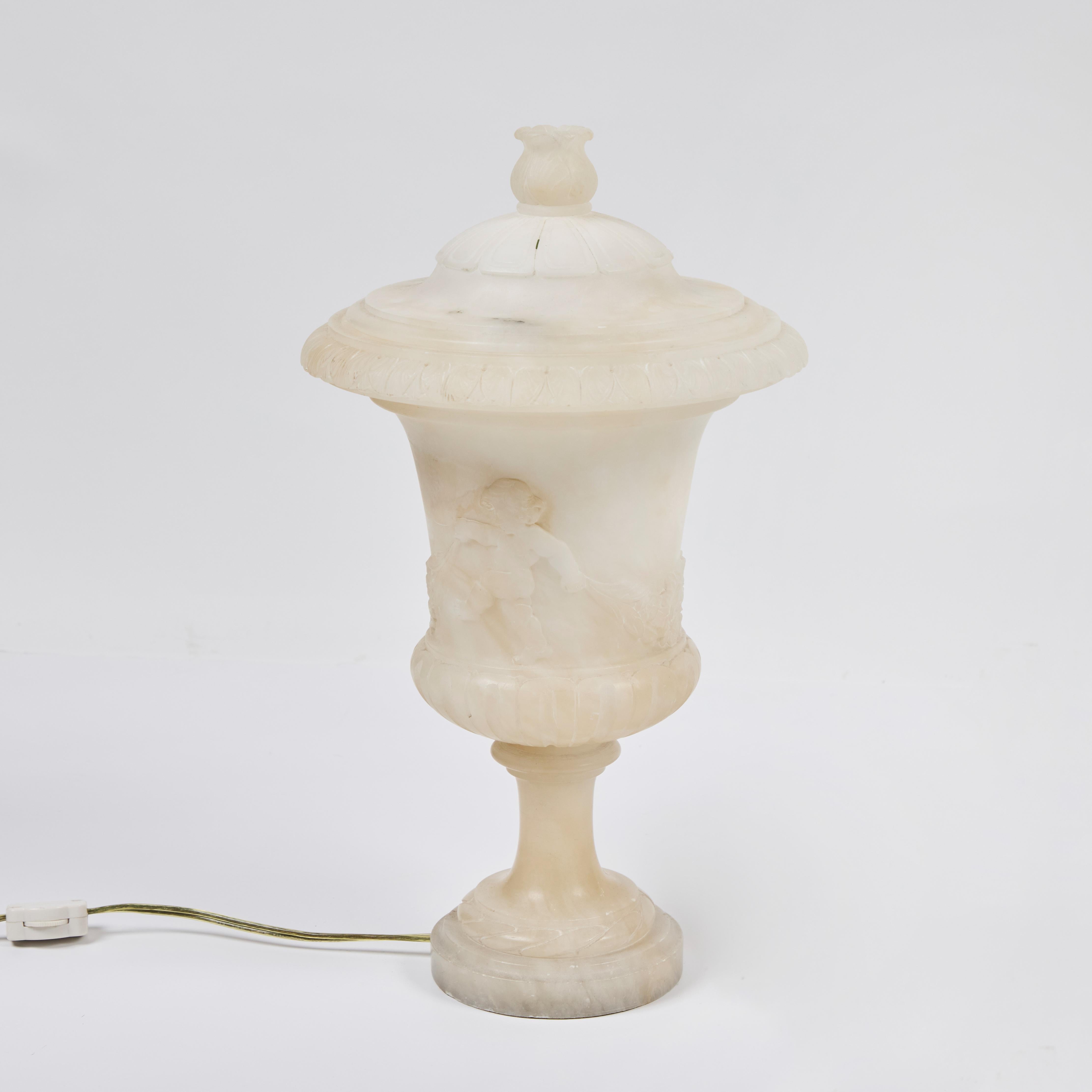 Coppia di piccole lampade ad urna in alabastro con coperchio Vintage Italian Lamp in vendita 1