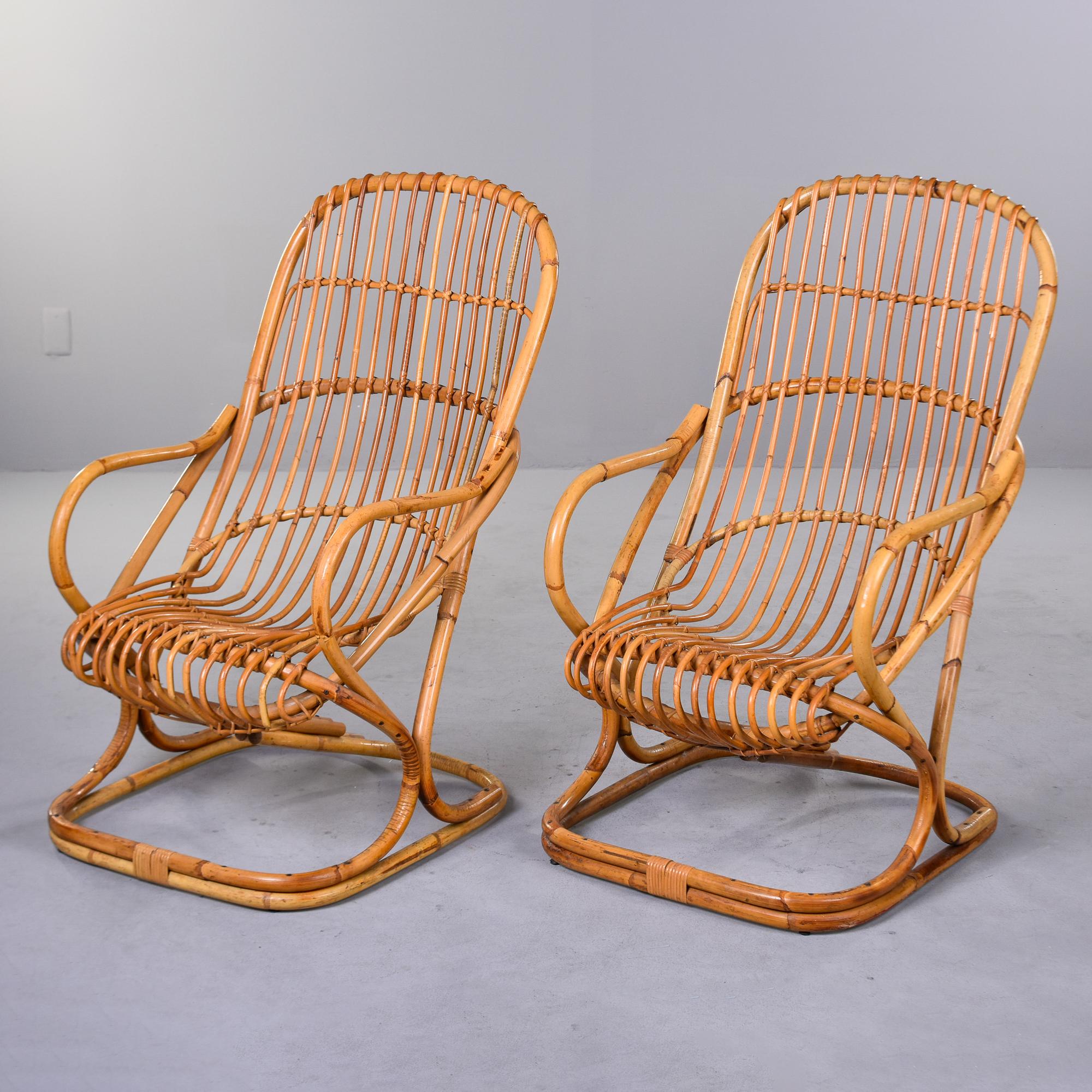 Dieses in Italien gefundene Paar Rattansessel wurde 1959 von Tito Agnoli entworfen. Die rechteckigen Stühle mit schalenförmigen Sitzen und geschwungenen Armlehnen funktionieren mit oder ohne Kissen. Bei diesem Paar wurden keine Kissen gefunden. Sehr