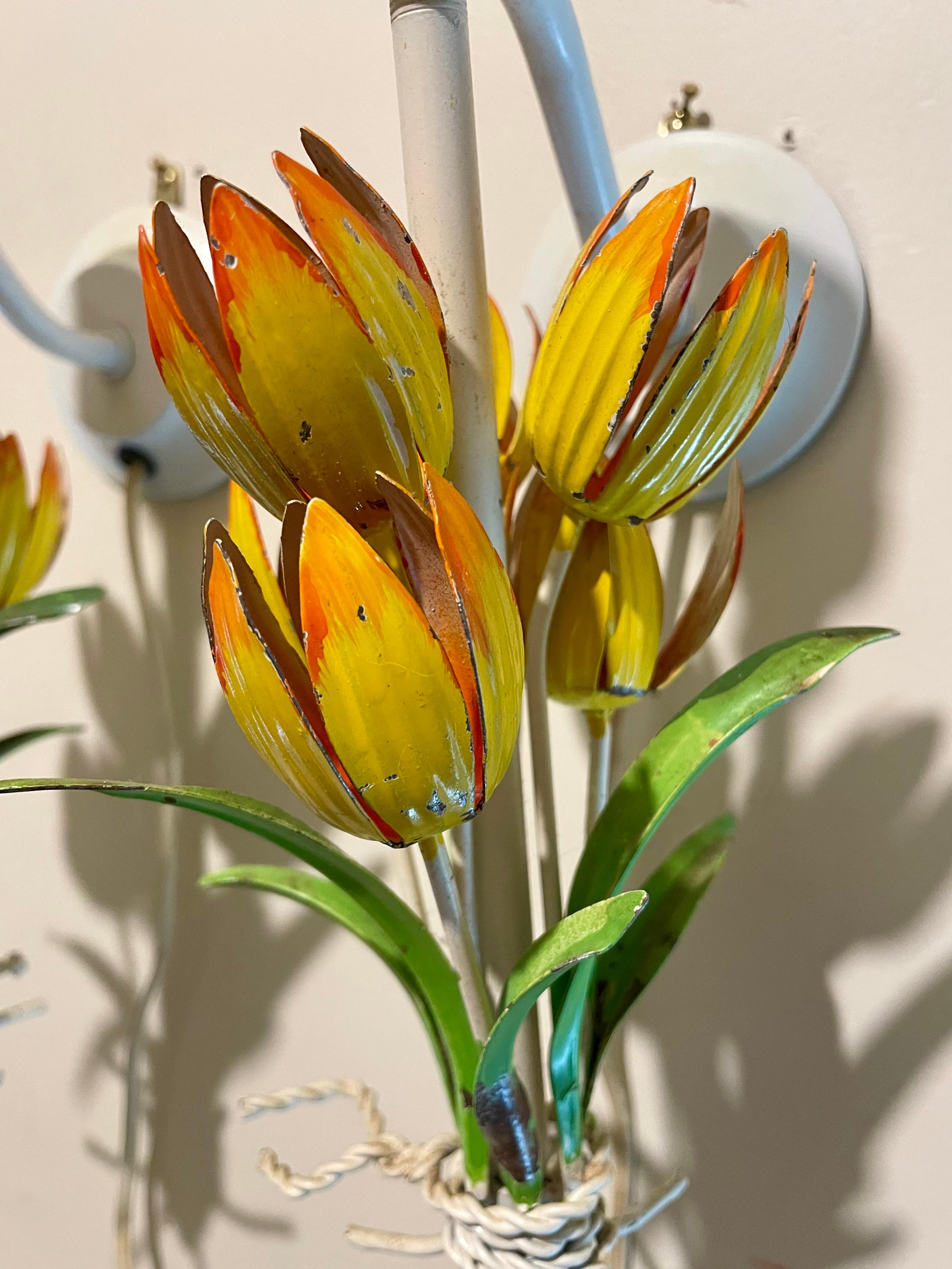 Paar italienische Vintage-Tulpen-Wandleuchter, Tole-bemalt, Tulpen im Angebot 2