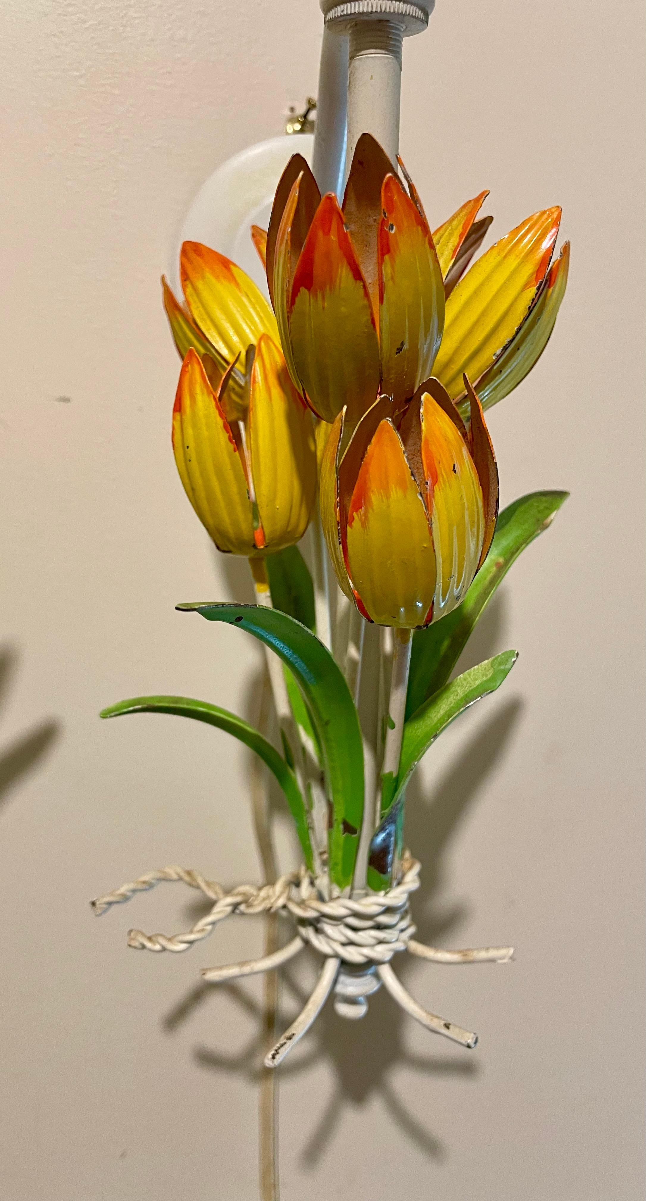 Paar italienische Vintage-Tulpen-Wandleuchter, Tole-bemalt, Tulpen im Angebot 5